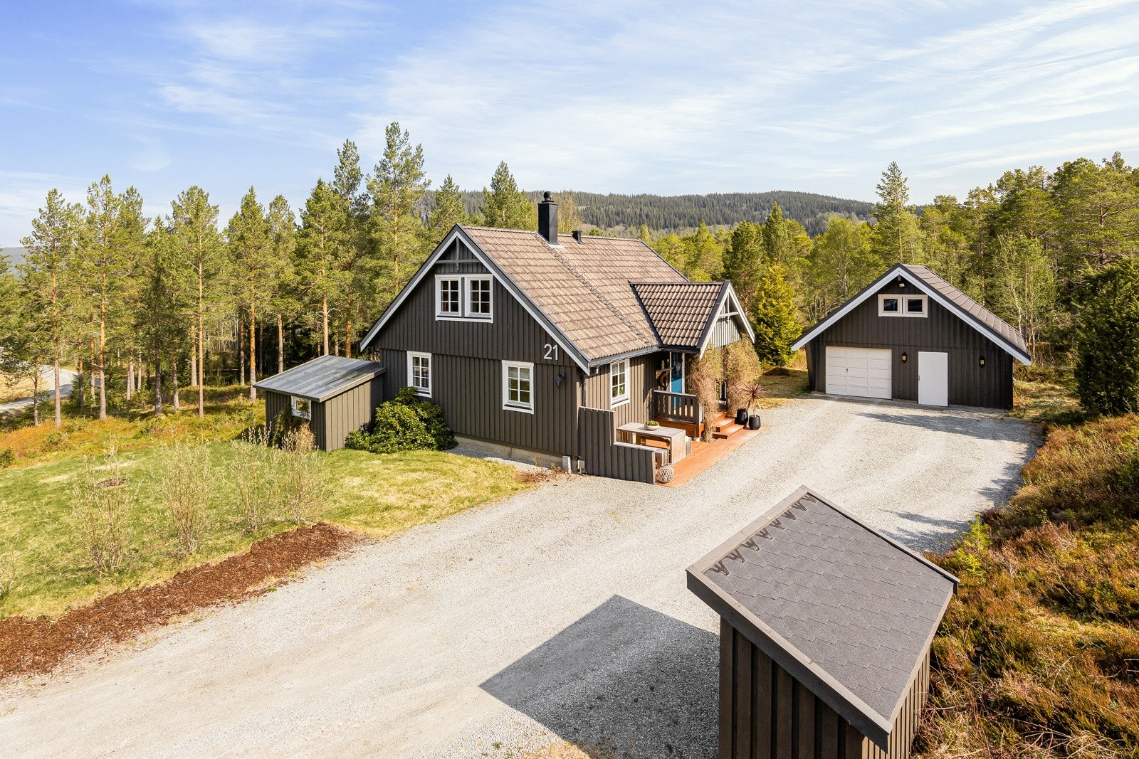 Eiendommen ligger i et fint boligfelt i Elverlia boligfelt. Et felt bestående av eneboliger på romslige tomter omringet av fin natur. Galleribilde