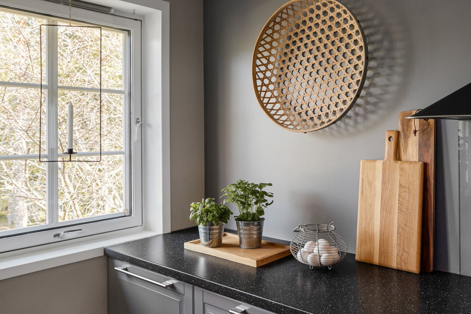 Fargen på veggen over kjøkkenbenken er fargescannet slik at den har samme farge som innredningen. Galleribilde