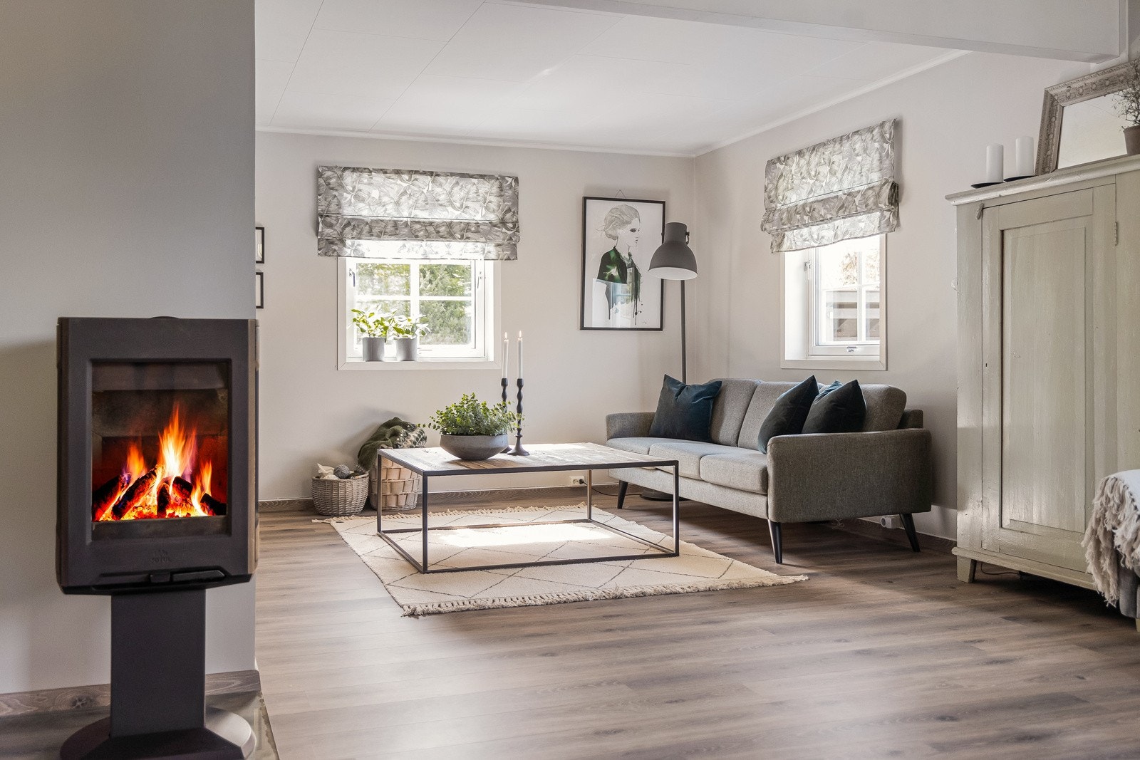 Flott og delikat stue med vedovn Galleribilde