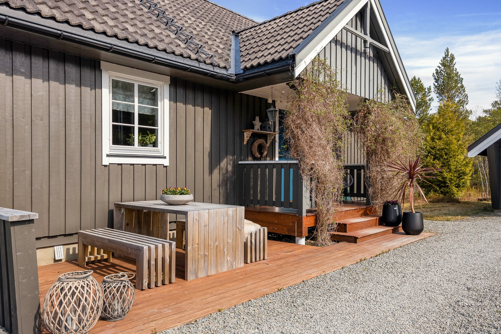 Solrik og fin platting ved inngangspartiet. I tillegg har man en stor, skjermet veranda ut fra stuen Galleribilde