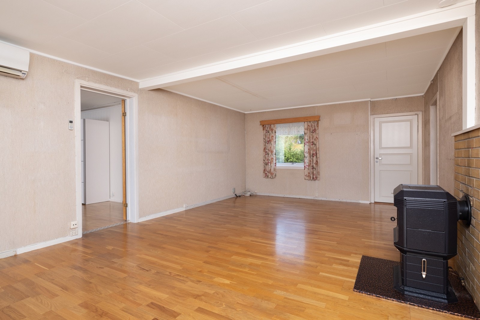 Enebolig over to plan, med blant annet to stuer. Galleribilde