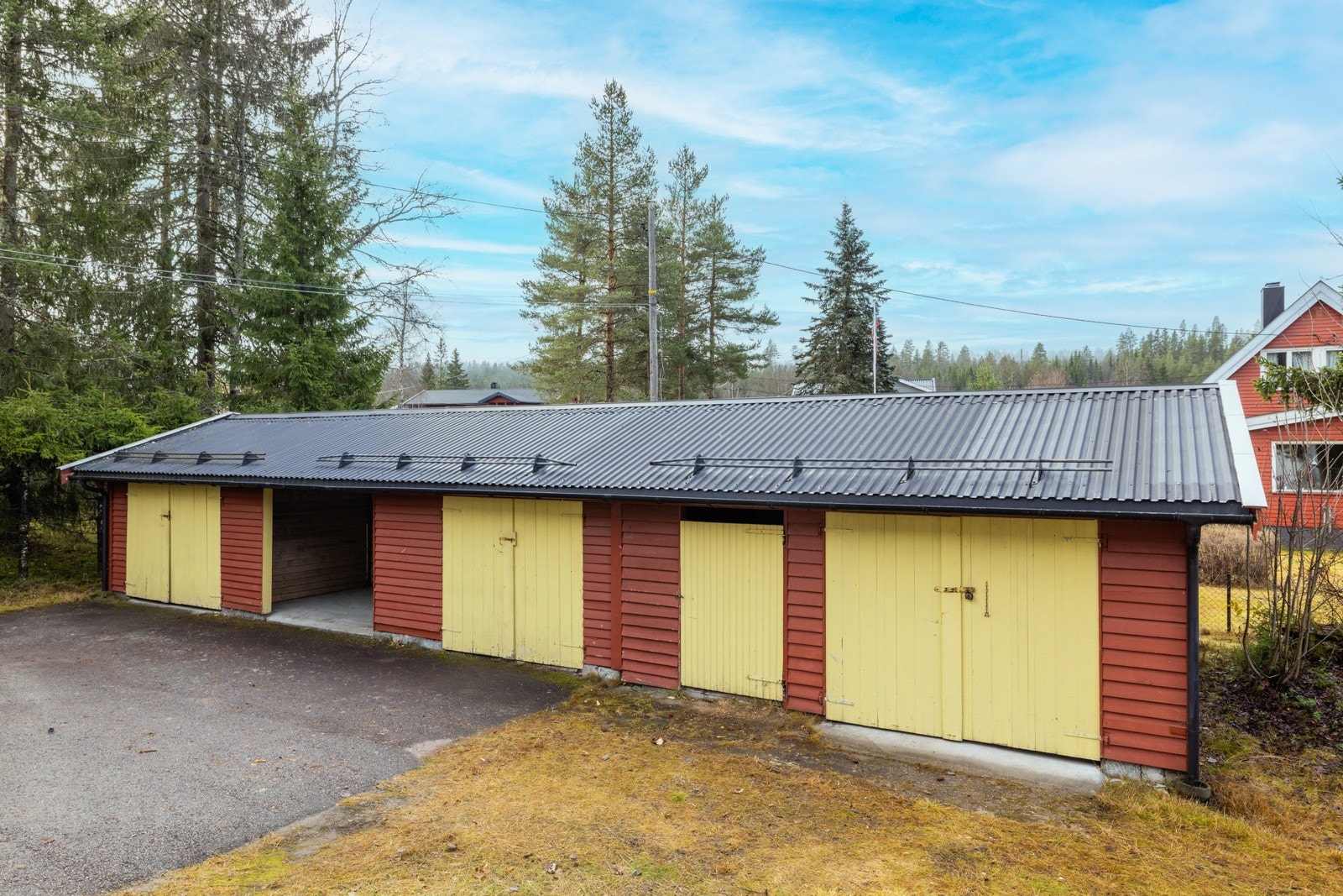 Garasje med to garasjeplasser og tre boder. Galleribilde