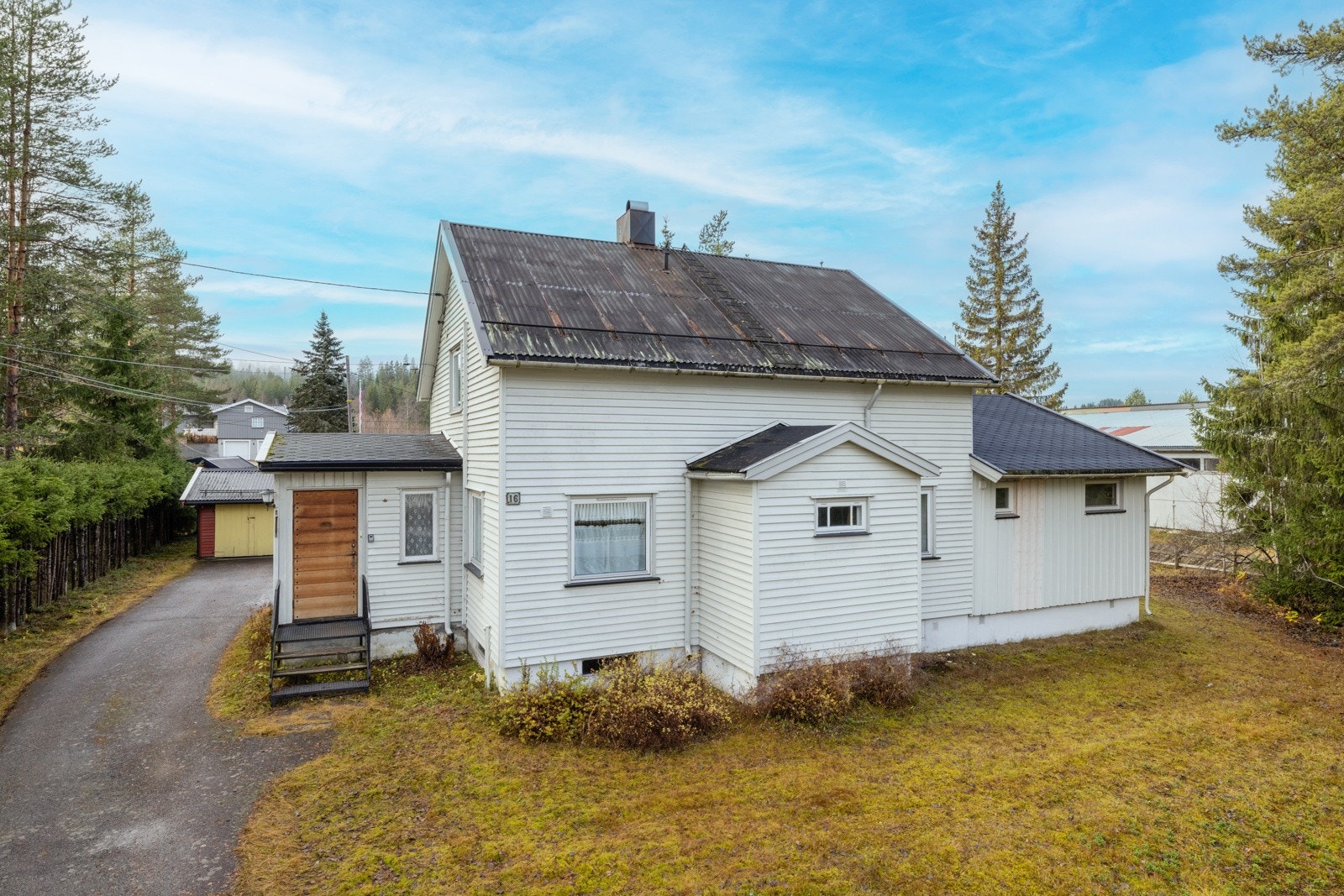 Romslig og solrik tomt. Galleribilde