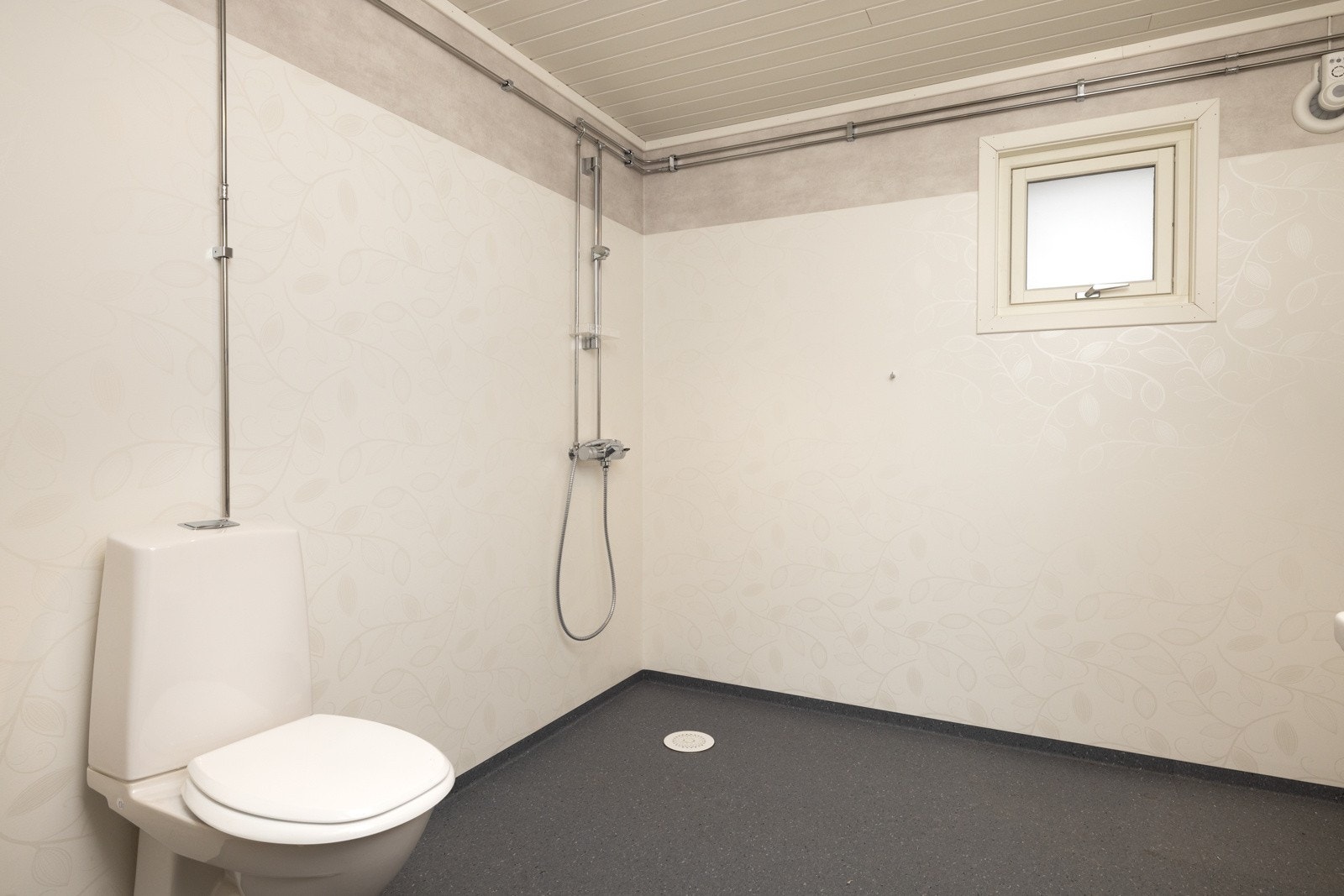 Opplegg for vaskemaskin på badet i 1.etasje. Galleribilde