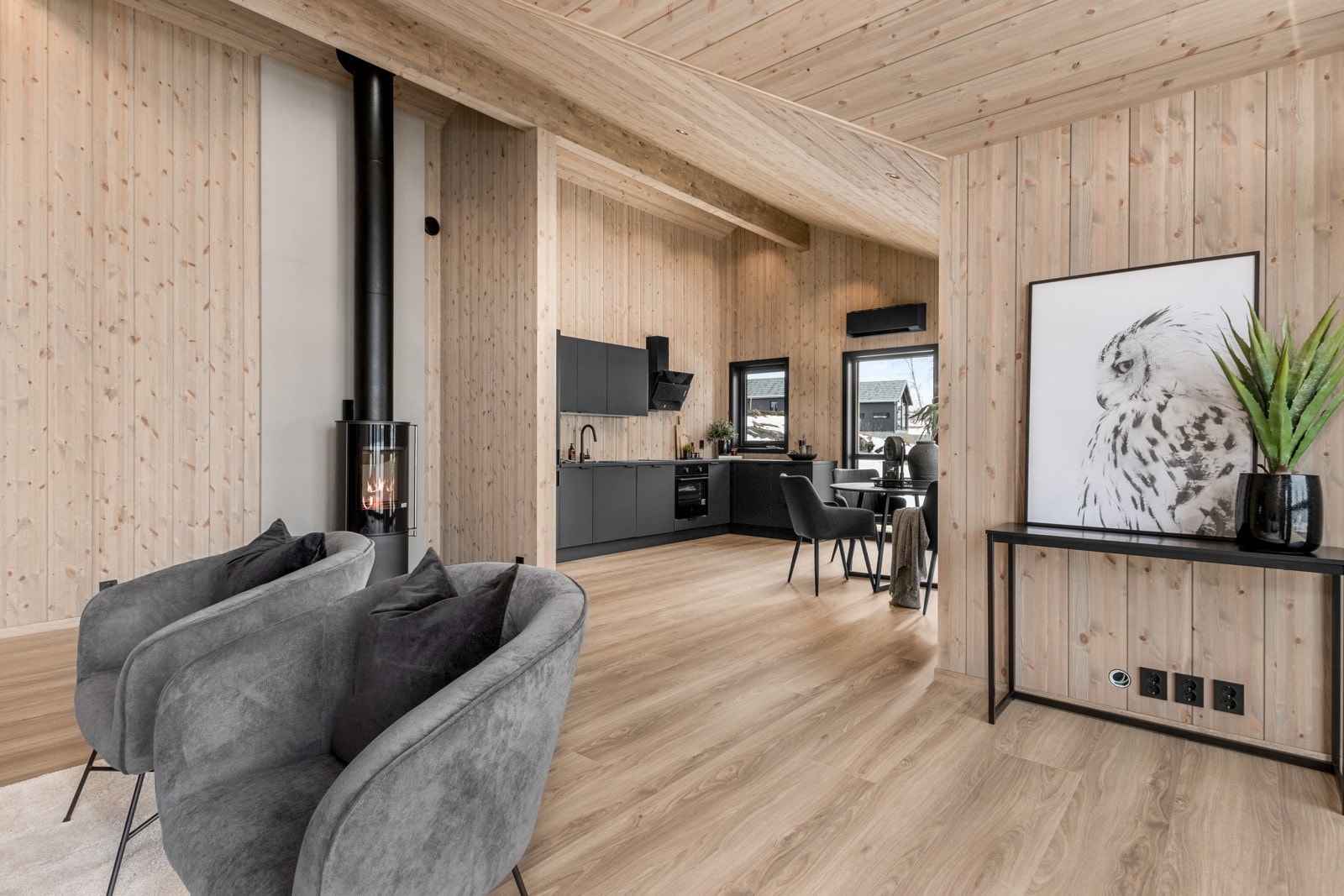 Vedfyring i tillegg varmepumpe. Galleribilde
