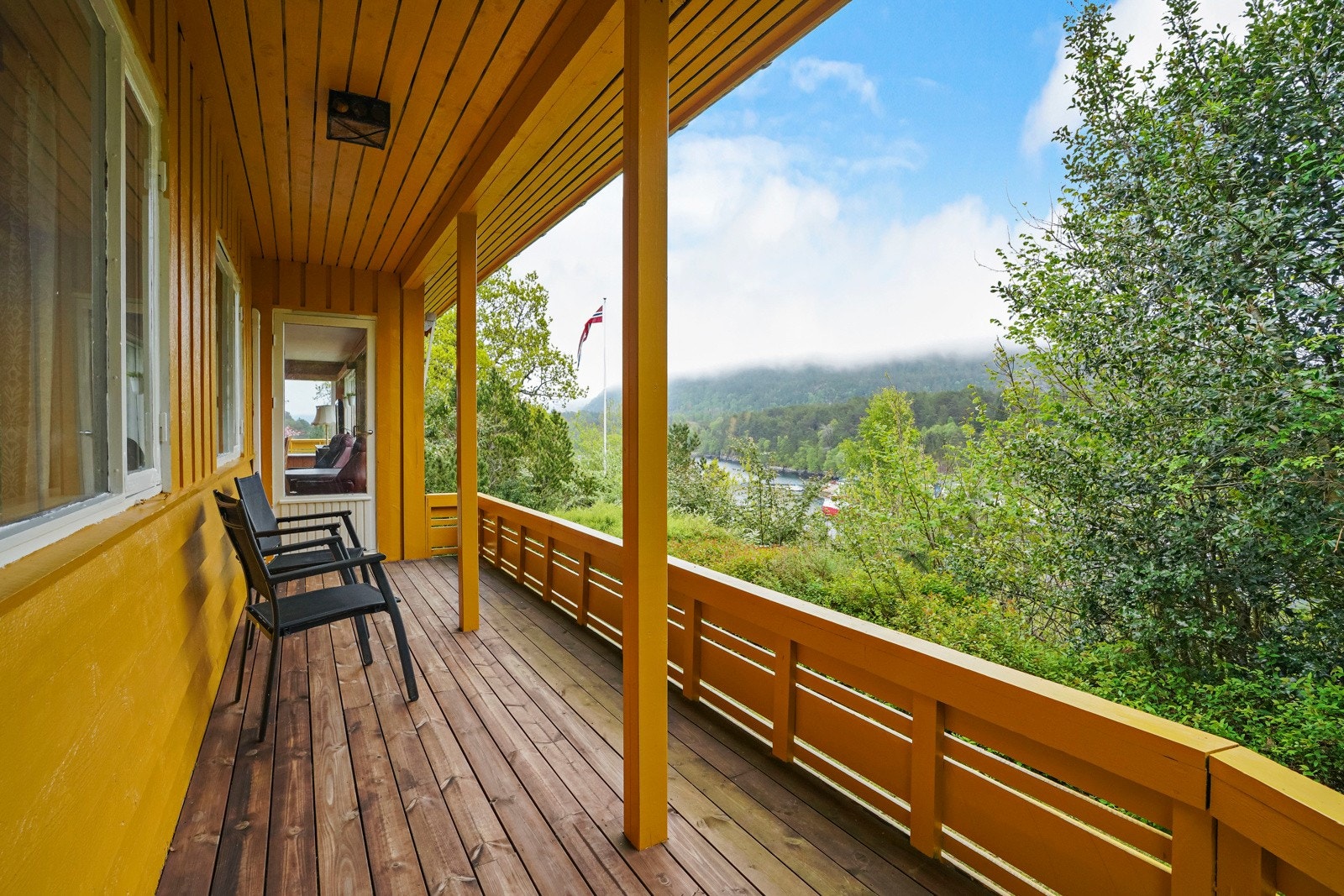 Det er opparbeida flere fine uteplasser rundt boligen Galleribilde