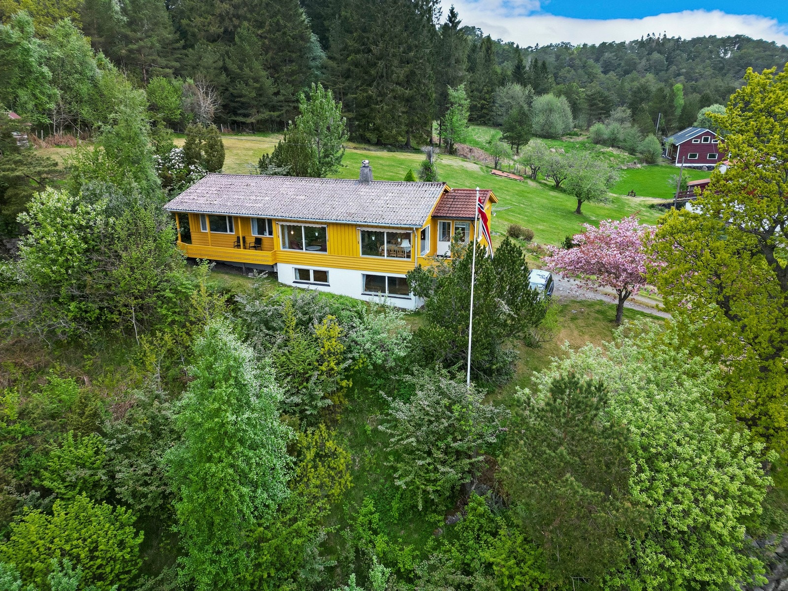 Våningshuset ble oppført i 1970 og går over to plan Galleribilde