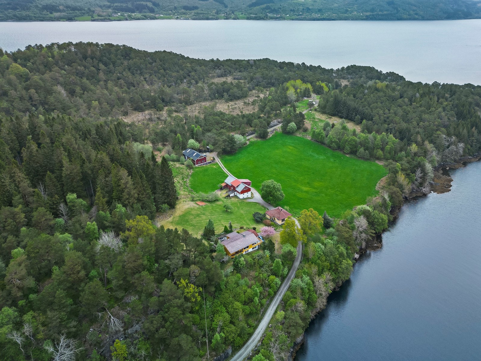 Den dyrka marka på eiendommen er utleid til nærliggende nabo - kontrakten varer tom. år 2025 Galleribilde