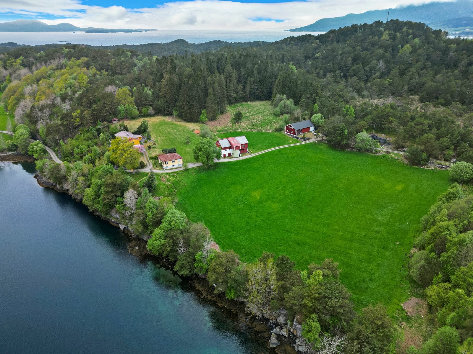 Tunet er utbygd med to bolighus, eldre driftsbygning og et lagerbygg/redskapshus Galleribilde