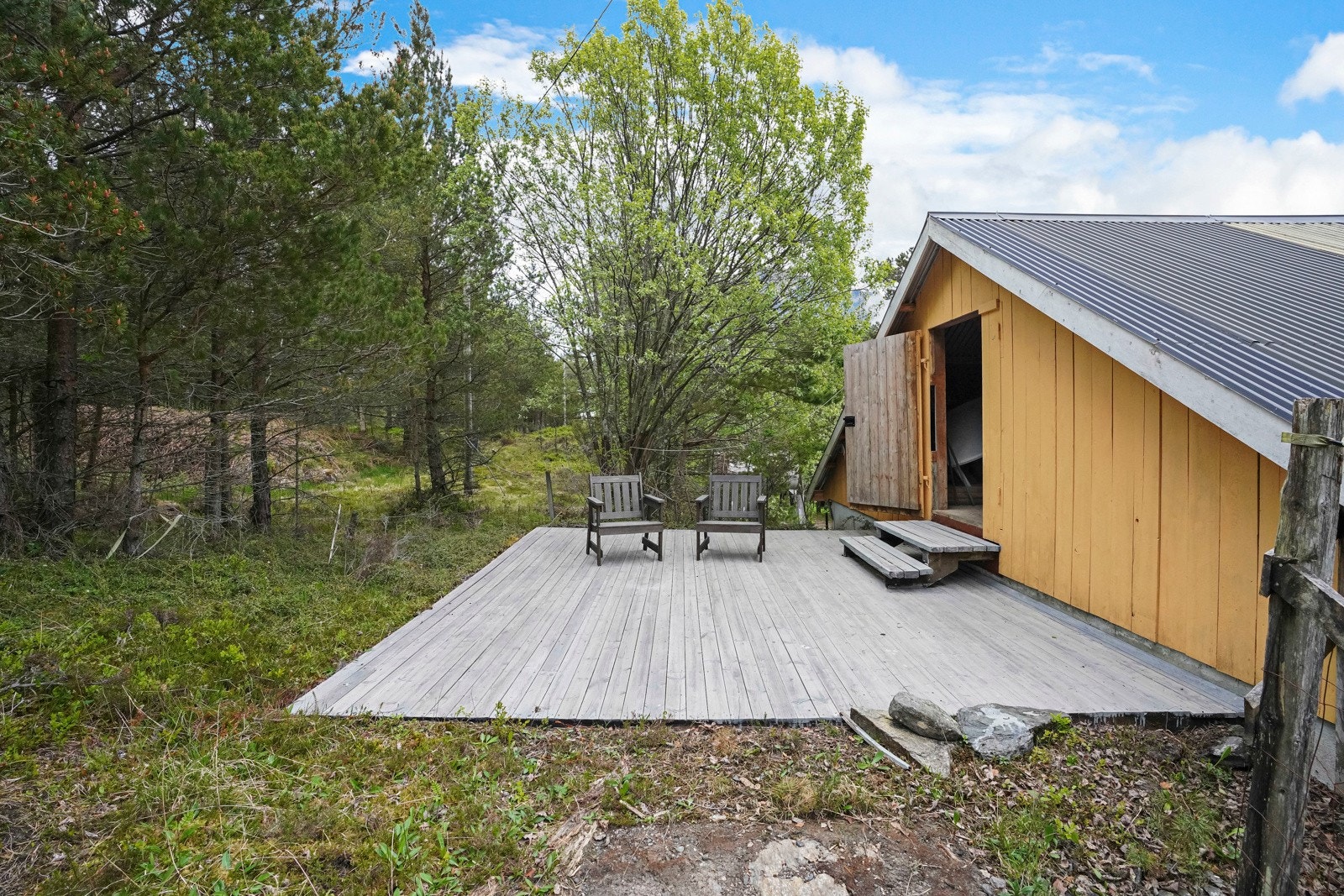 Uteplass ved redskapshuset Galleribilde