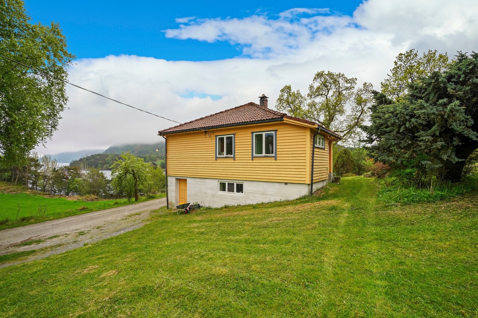 Våningshuset oppført i 1950 - boligen har moderniseringsbehov Galleribilde
