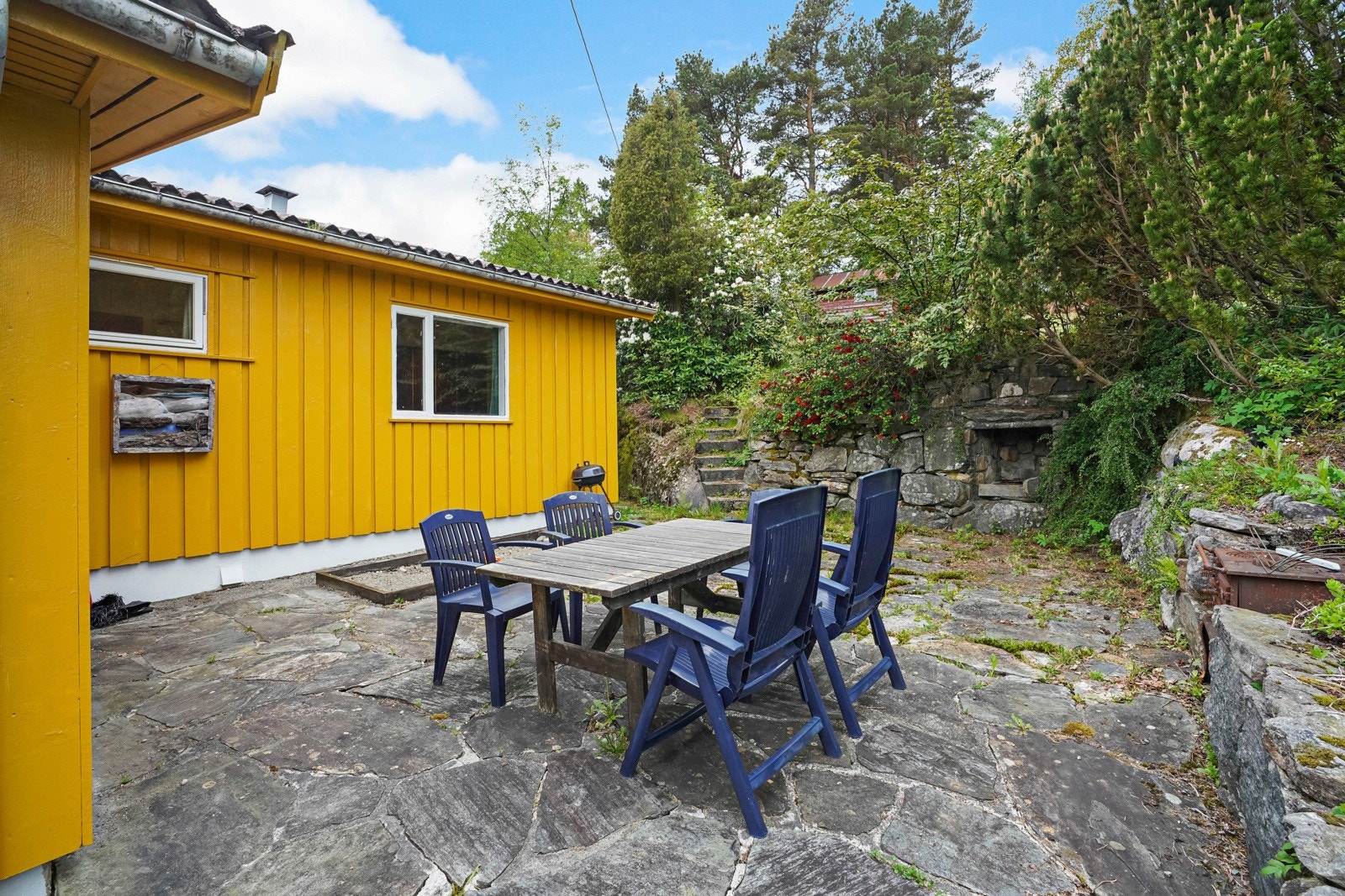 Det er opparbeida flere fine uteplasser rundt boligen Galleribilde