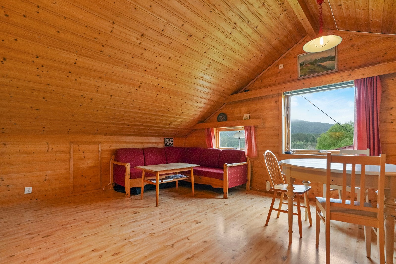 Deler av loftet er innreda med en leilighet (ikke godkjent!) Galleribilde