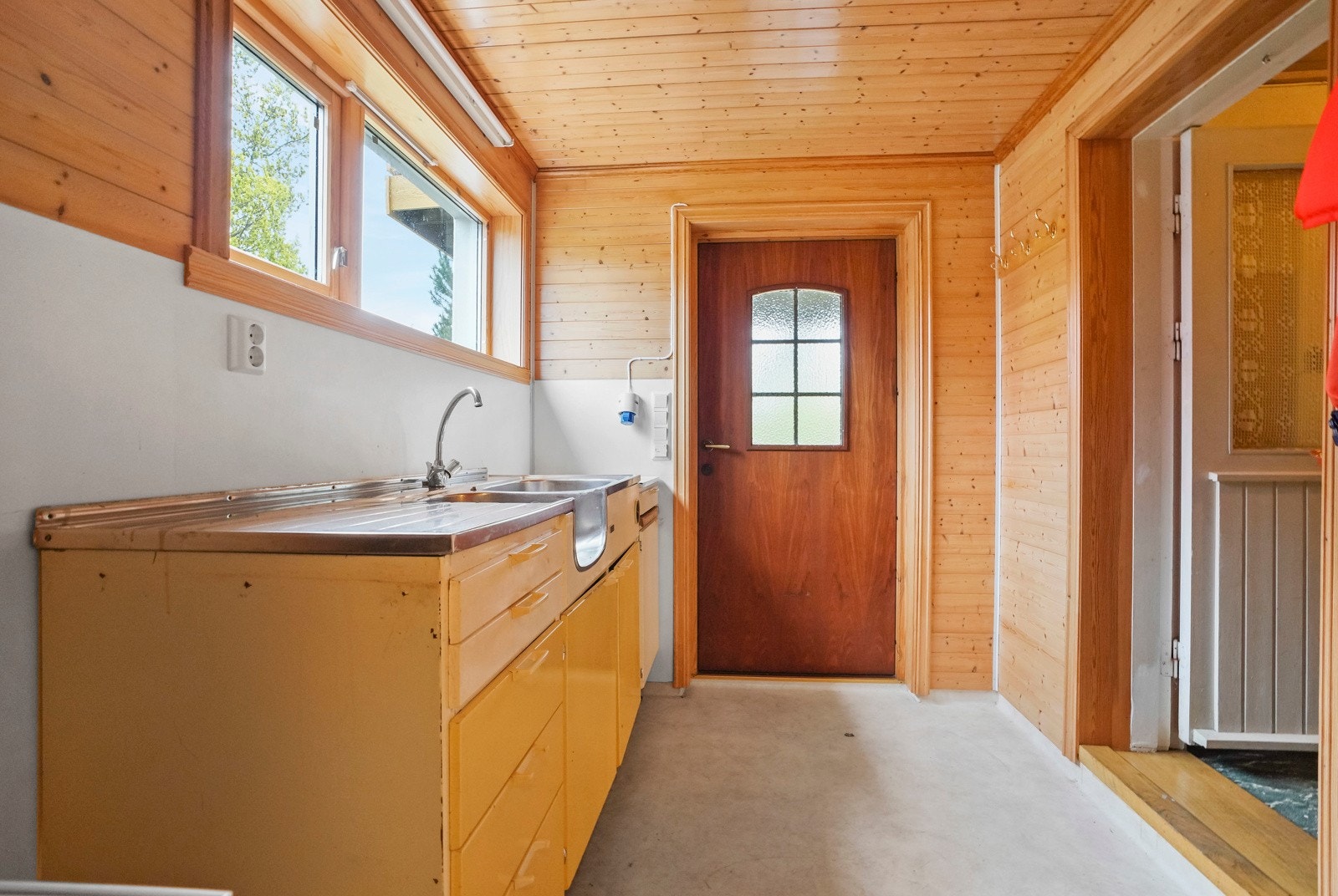 Bi-inngang / vaskerom i underetasjen Galleribilde