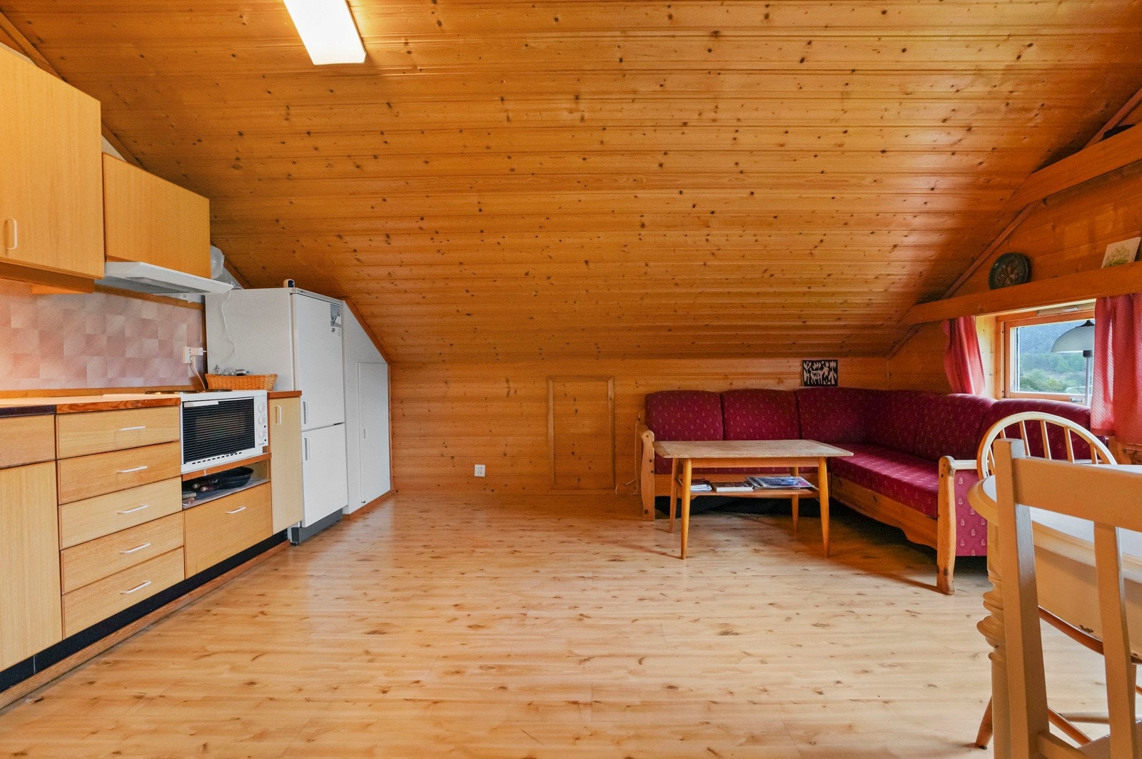 Deler av loftet er innreda med en leilighet (ikke godkjent!) Galleribilde