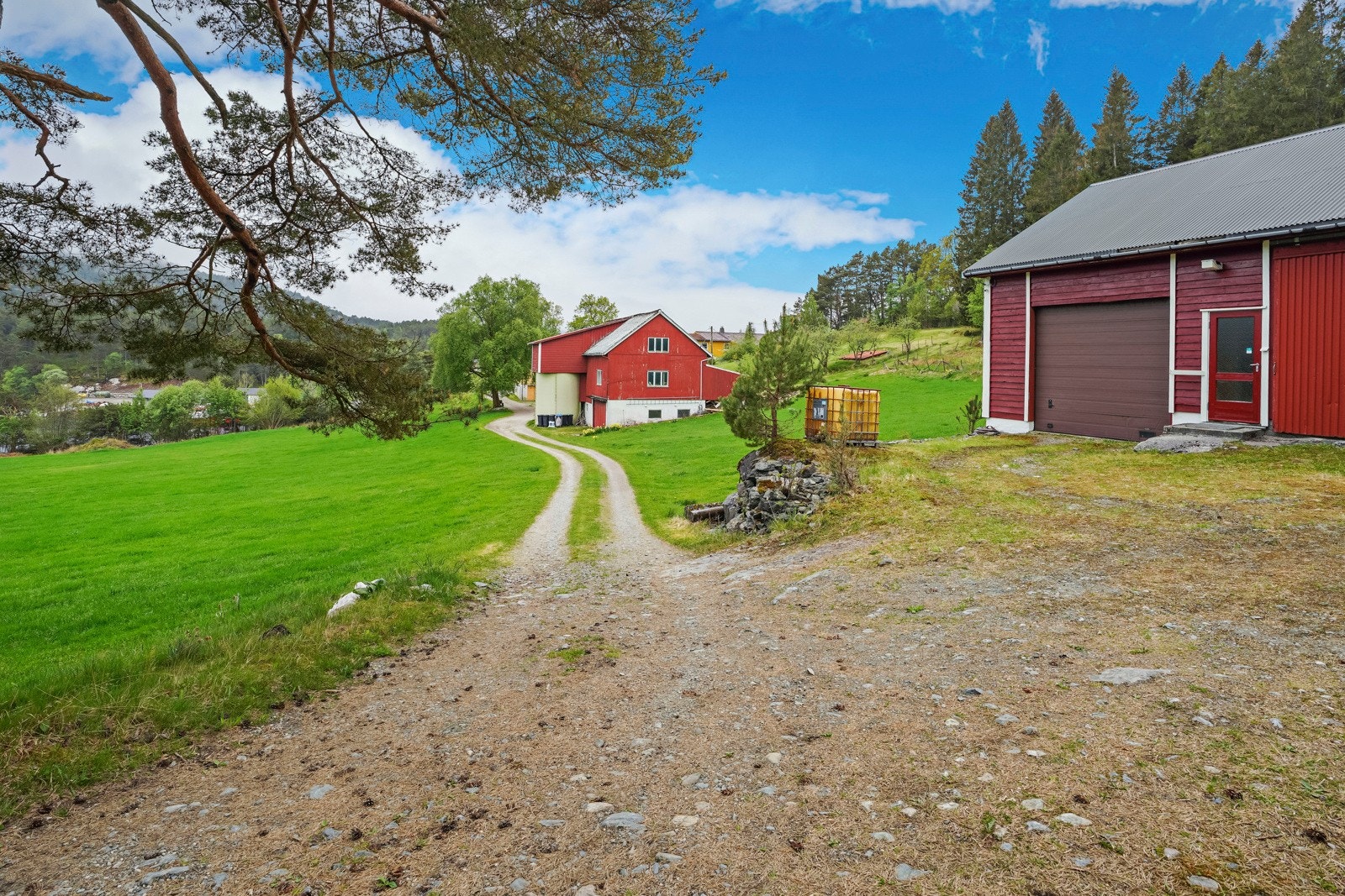 Lenger bort på tunet finner en driftsbygningen og redskapshuset Galleribilde
