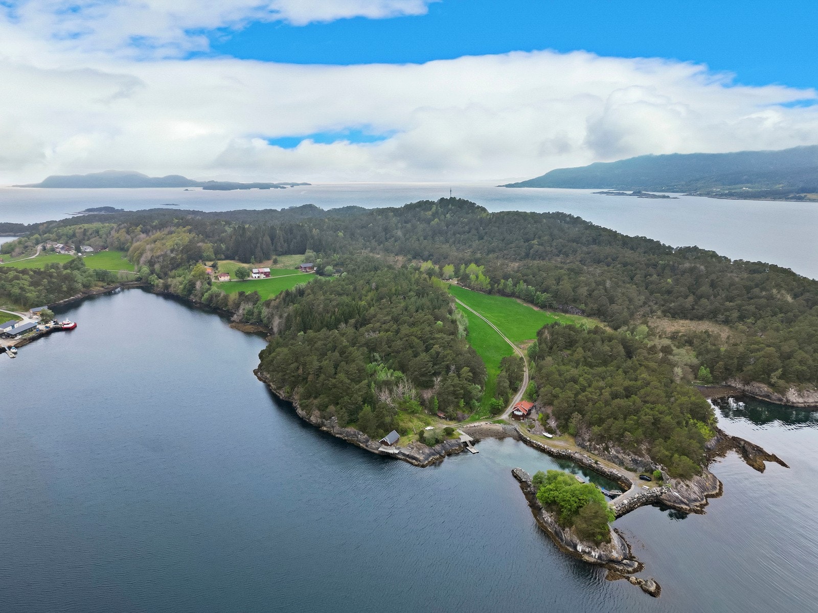 Noen hundre meter lenger ned på eiendommen er det opparbeida molo med flytebrygge Galleribilde