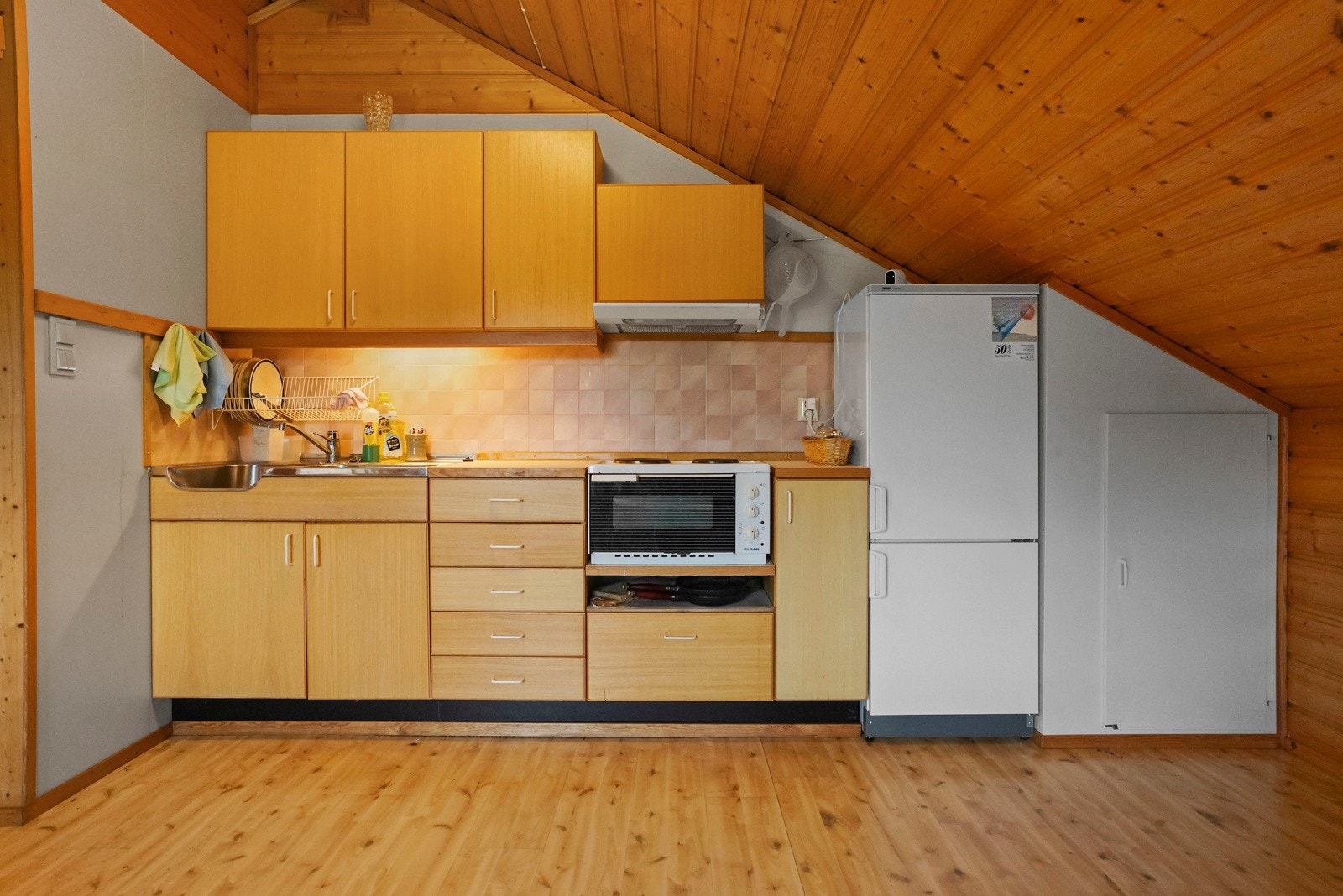 Deler av loftet er innreda med en leilighet (ikke godkjent!) Galleribilde