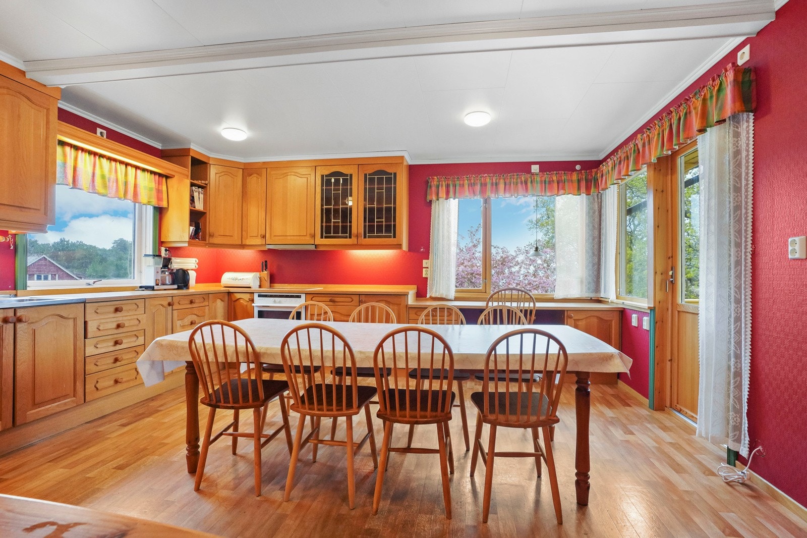 Romslig kjøkken med plass til spisebord Galleribilde