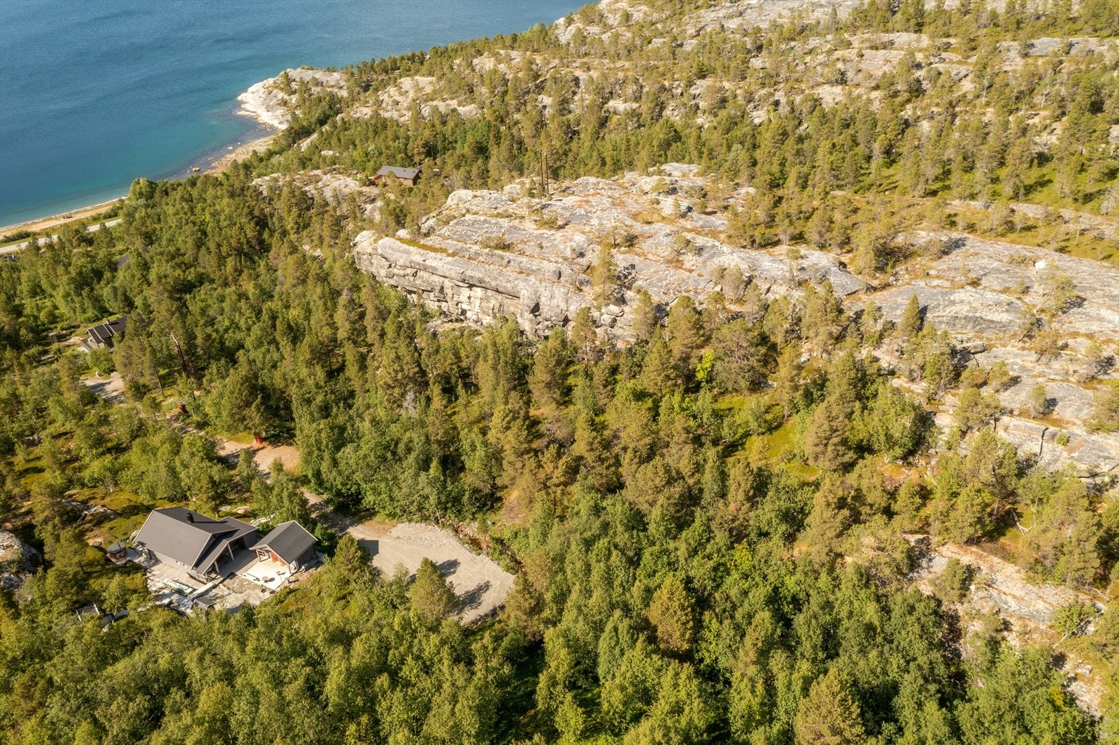 Tomten ligger fint og åpent til i terrenget med flott utsikt Galleribilde