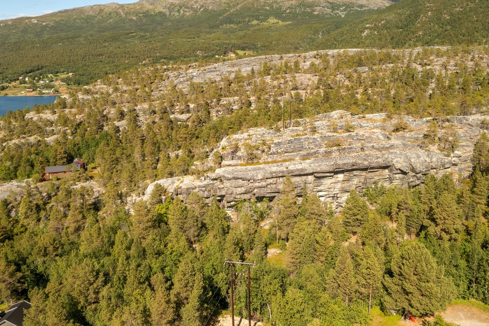 Tomten er en romslig naturtomt med en fin plassering i Rekbukta hytteområde Galleribilde