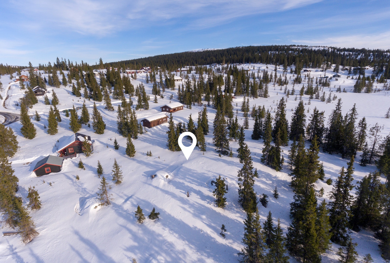 Hundbergslivegen 5 ligger som del av et etablert hytteområde i Hundbergslia Galleribilde