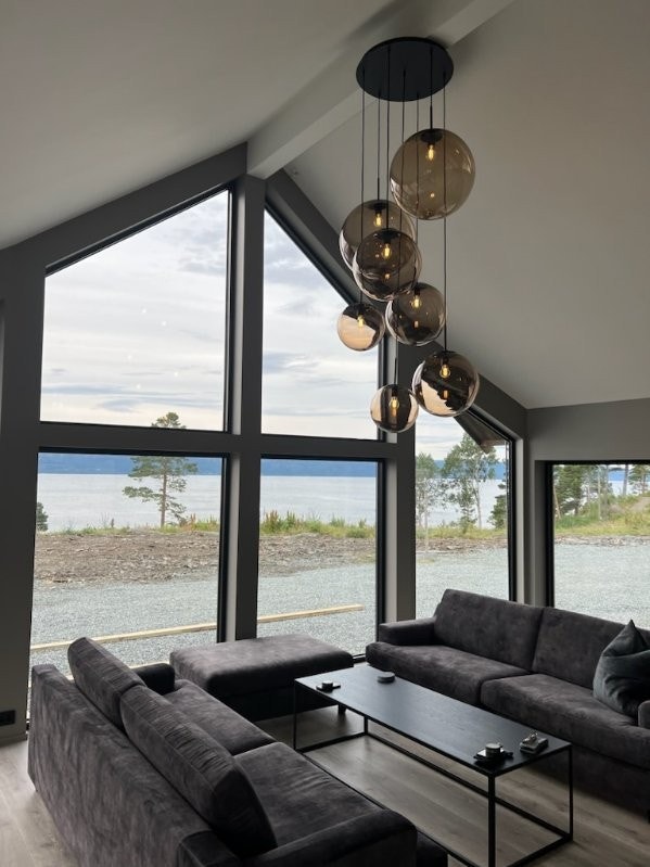 Hytte som ble overlevert kunde i Juli 2023. Tilsvarende hytte bygges på nabotomta i første rekke med panorama utsikt. Galleribilde