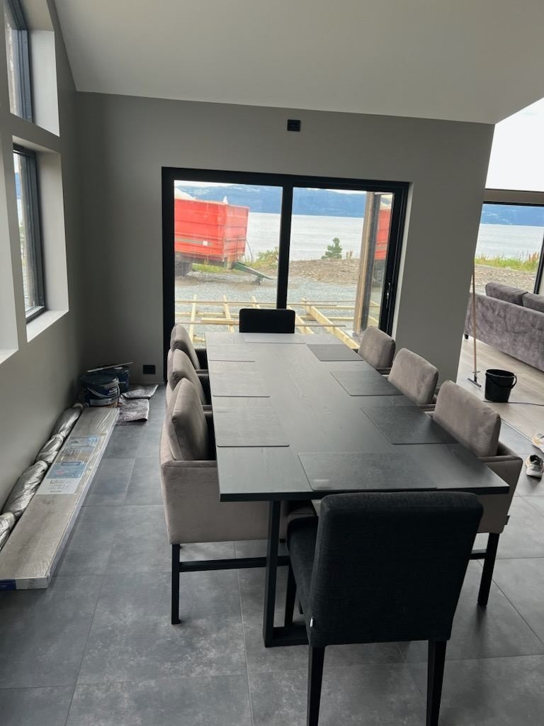 Hytte som ble overlevert kunde i Juli 2023. Tilsvarende hytte bygges på nabotomta i første rekke med panorama utsikt. Galleribilde