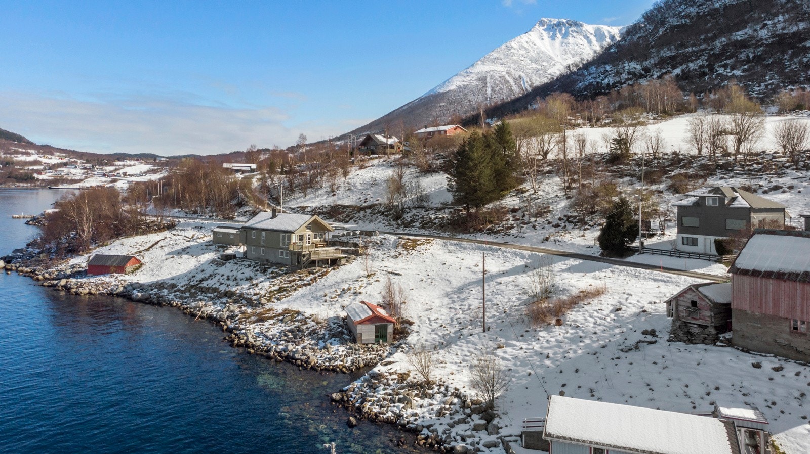 Naturskjønne og rolige omgivelser i Hundeidvik. Galleribilde