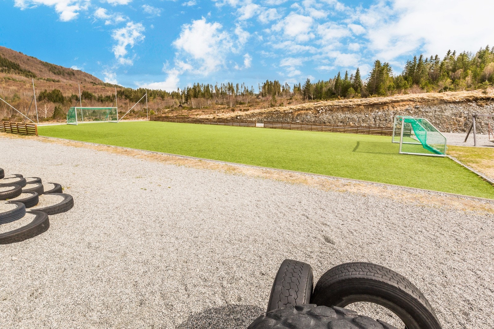 Hundeidvik har egen privatskole, Hundeidvik Arena med squash, klatrevegg og fotballhall, samt ny klatrepark for både store og små. Galleribilde