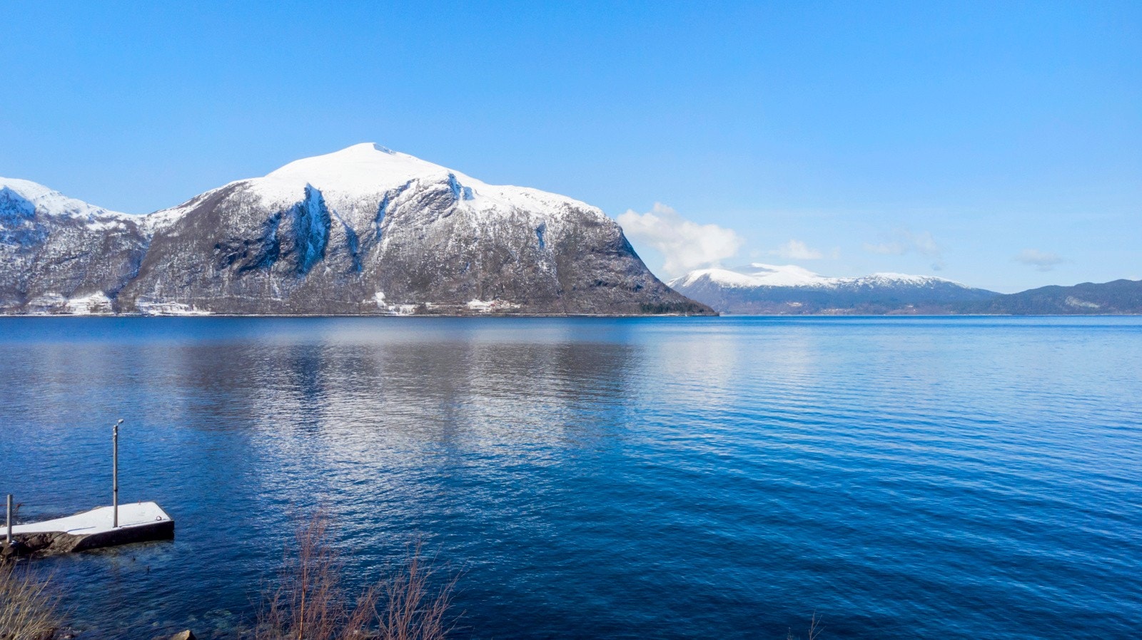 Fra tomten er det panoramautsikt fra Hjørundfjorden i sør til Storfjorden i nord. Galleribilde