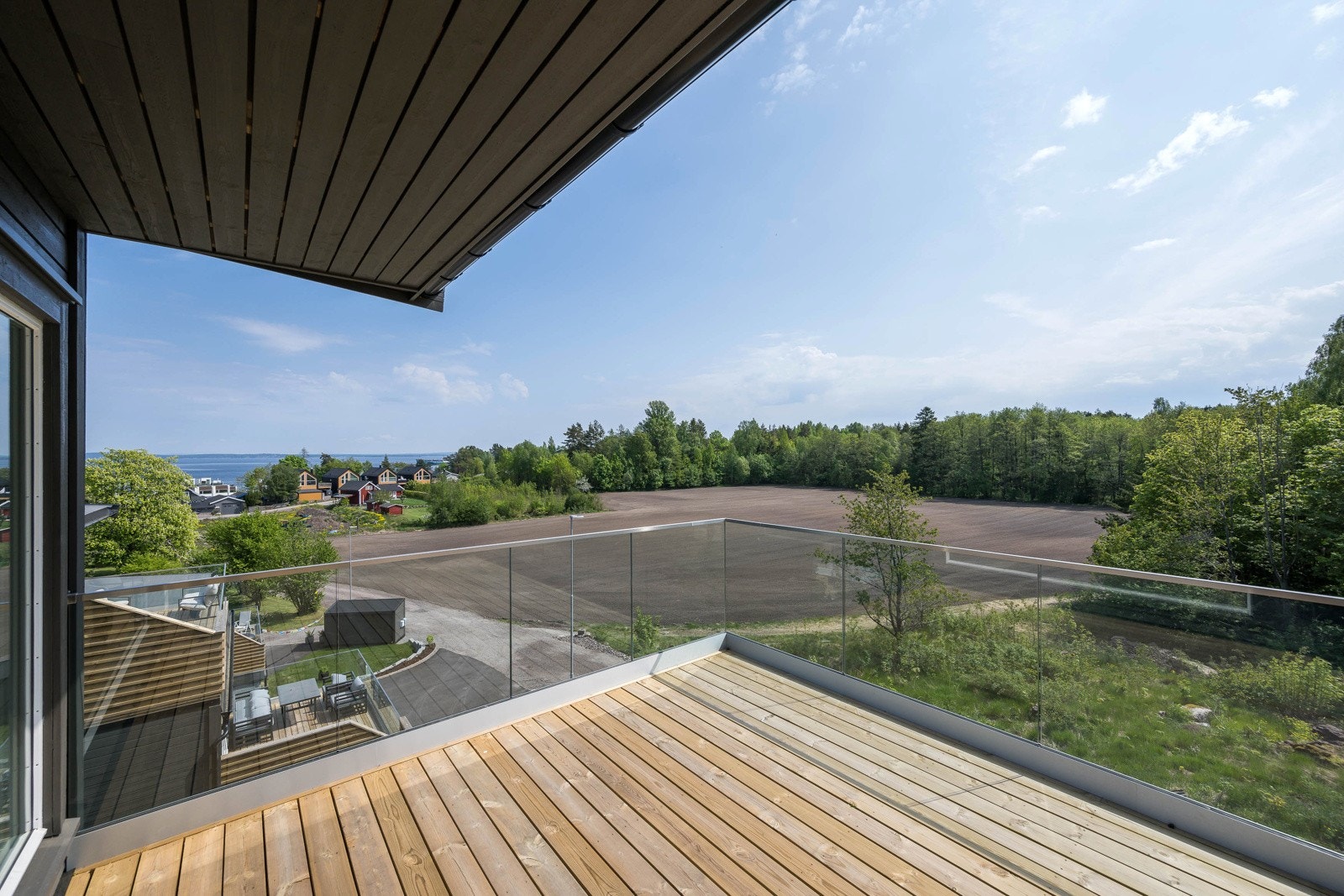 Stor og meget solrik terrasse med vidstrakt utsikt - VAKKERT Galleribilde