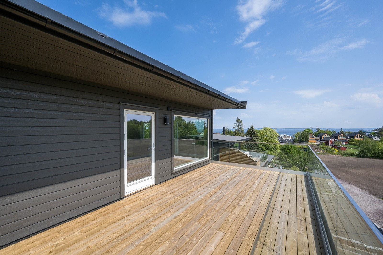 Stor terrasse med vidstrakt utsikt og gode solforhold Galleribilde