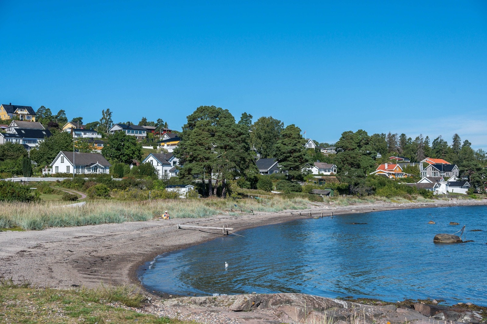 Kort vei til herlige nærområder - Her den nye stranden på Feskjær Galleribilde