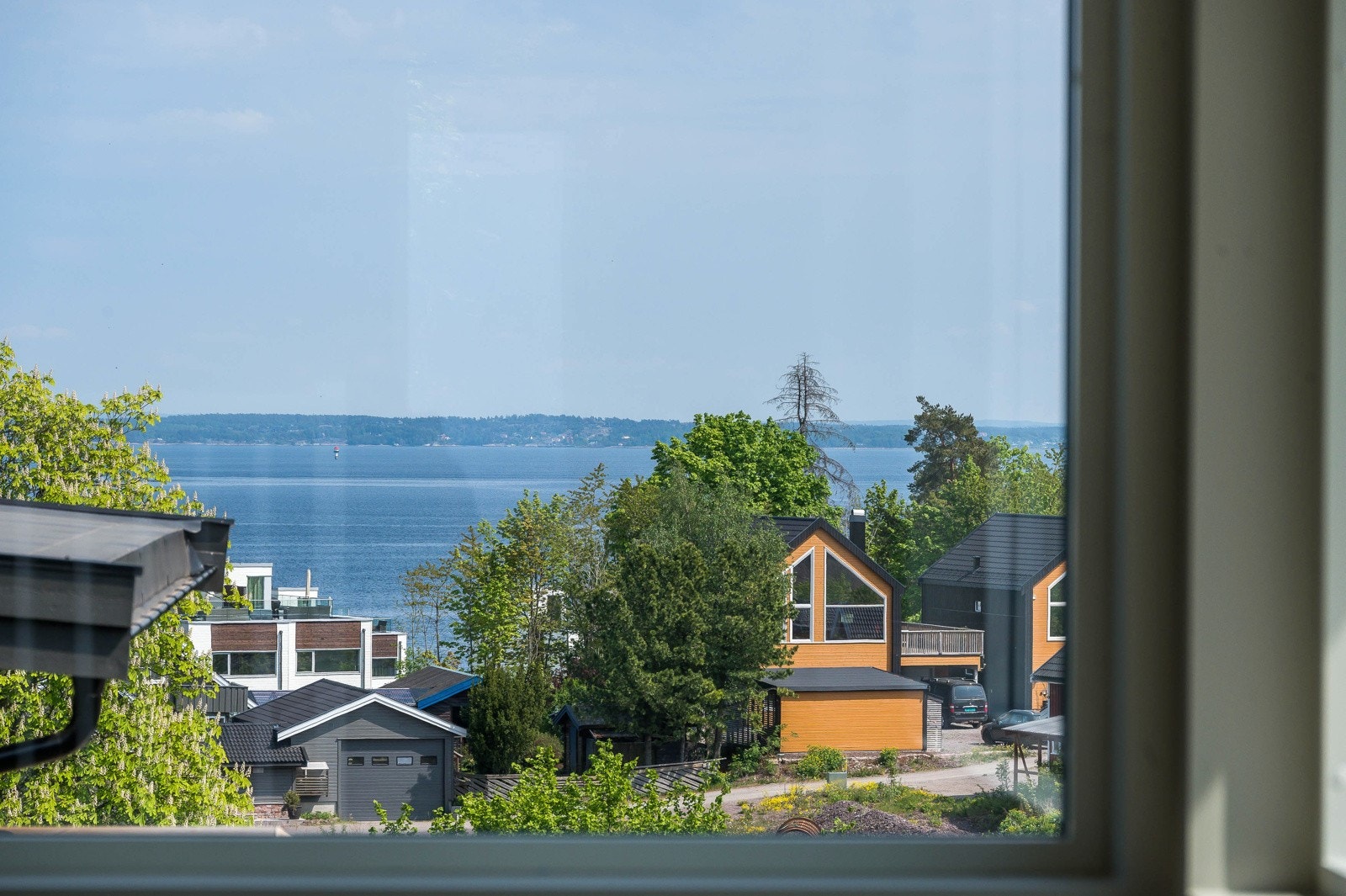 Et glimt av sjøen fra stuen Galleribilde