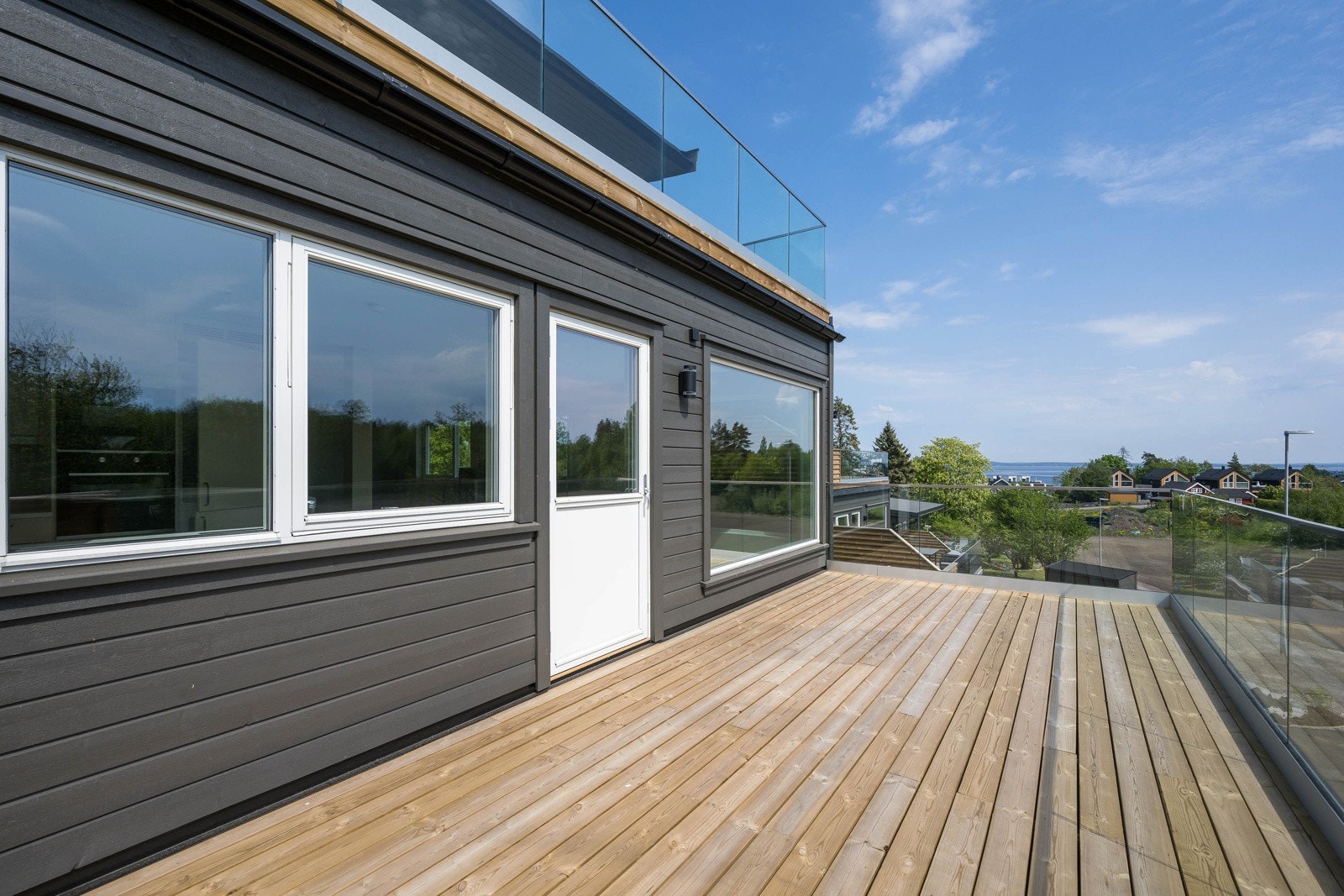 Stor og solrik terrasse med god plass til utemøbler Galleribilde