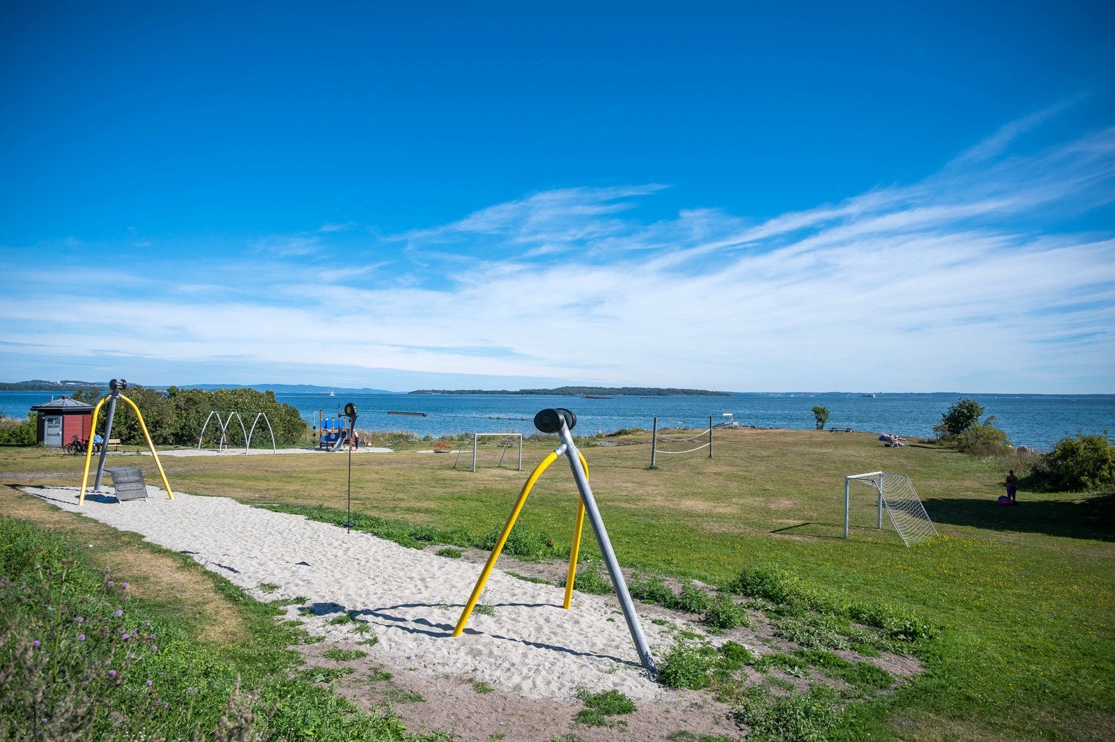 Barnevennlig område med godt etablerte lekeplasser i strandsonen Galleribilde