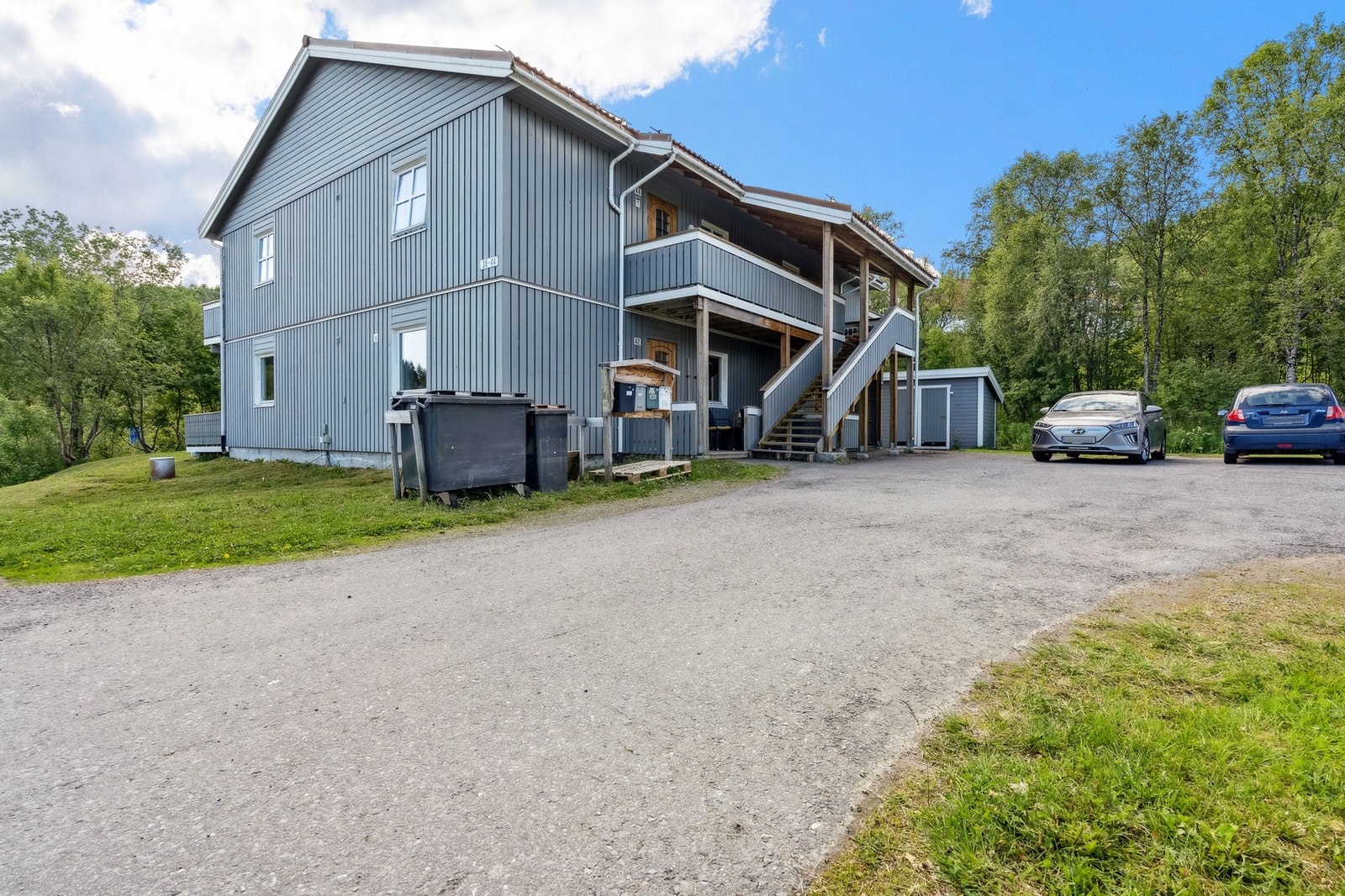 Felles biloppstillingsplass for beboerne. Galleribilde