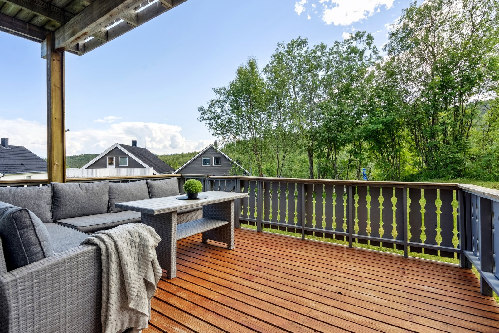 God plass til flere sittegrupper på terrasse, som vender ut mot grøntareal. Galleribilde