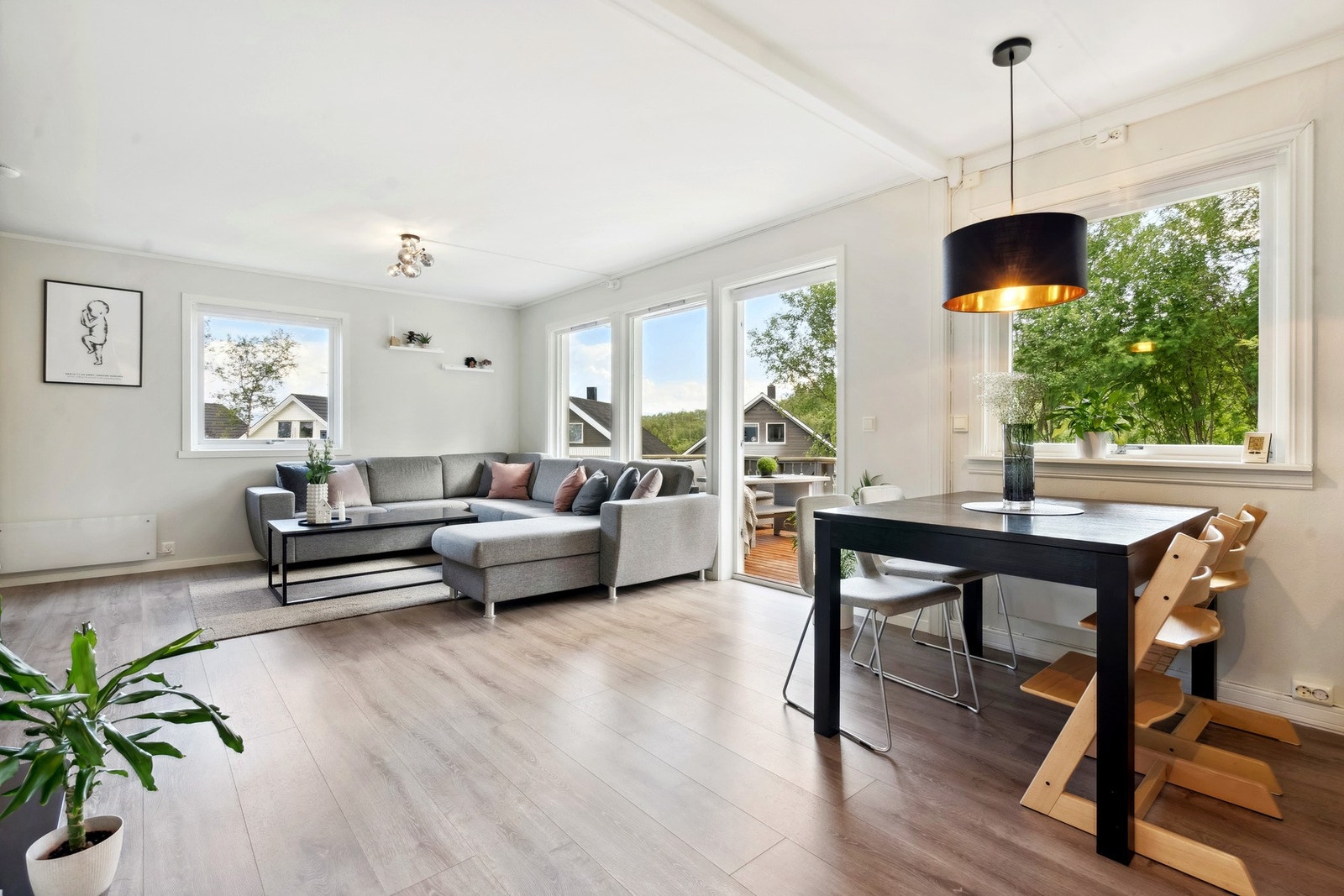 Store vindusflater med godt naturlig lysinnslipp. Galleribilde