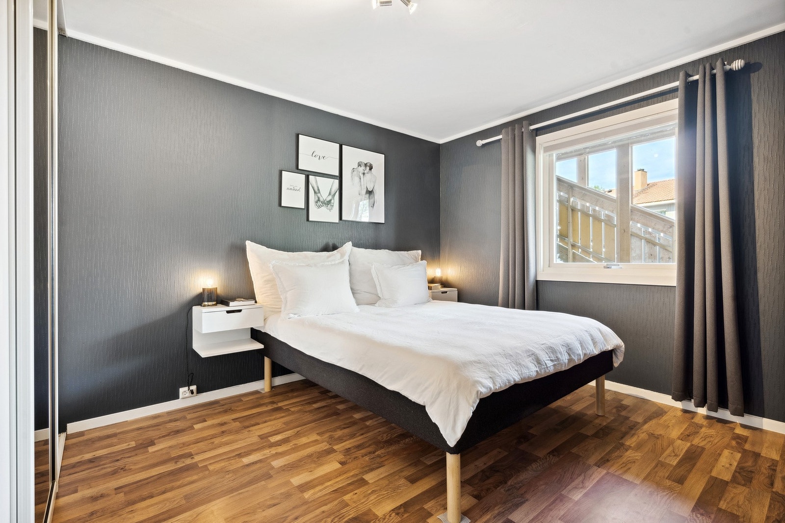 Soverom med god plass for dobbeltseng og nattbord. Galleribilde