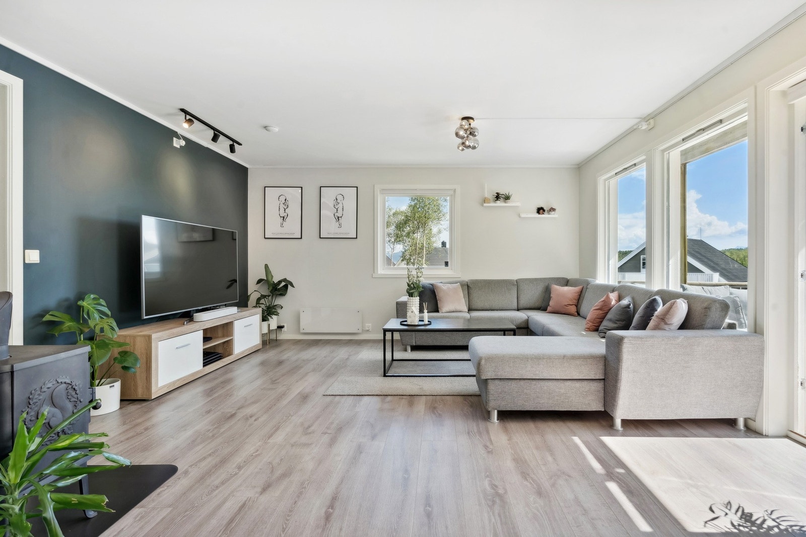 God plass for stor sofagruppe på stue. Galleribilde