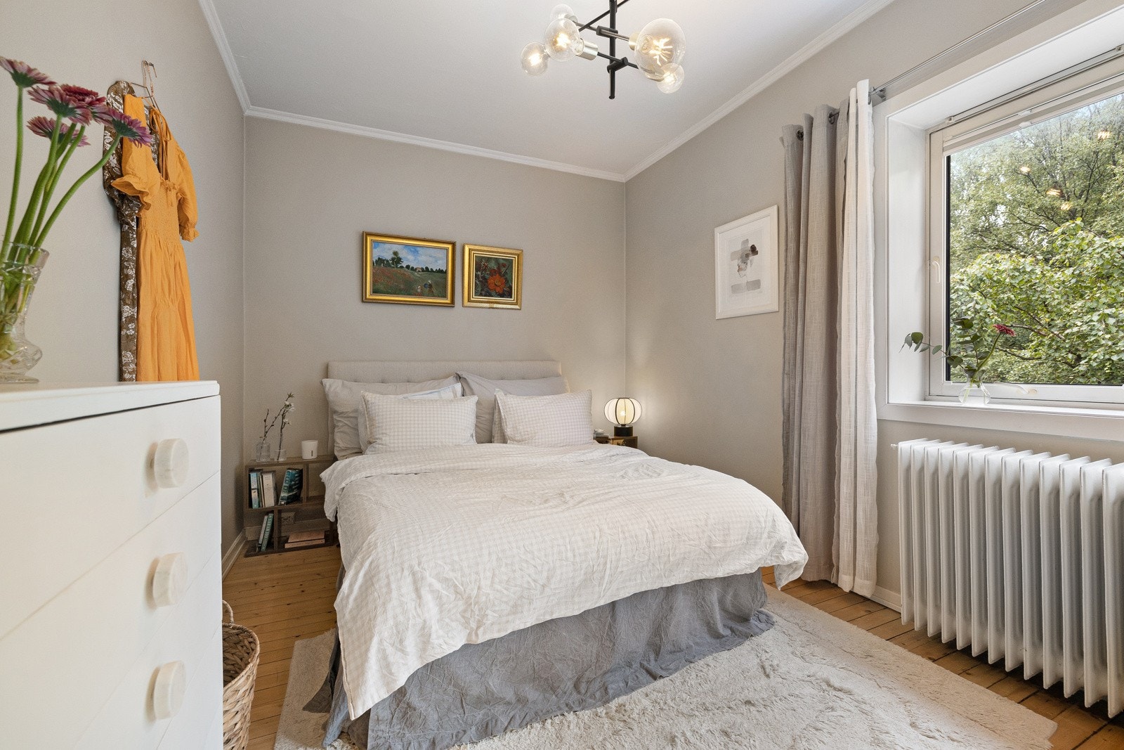 Soverom med god plass til både dobbeltseng, kommoder og oppbevaring i garderobeskap. Galleribilde