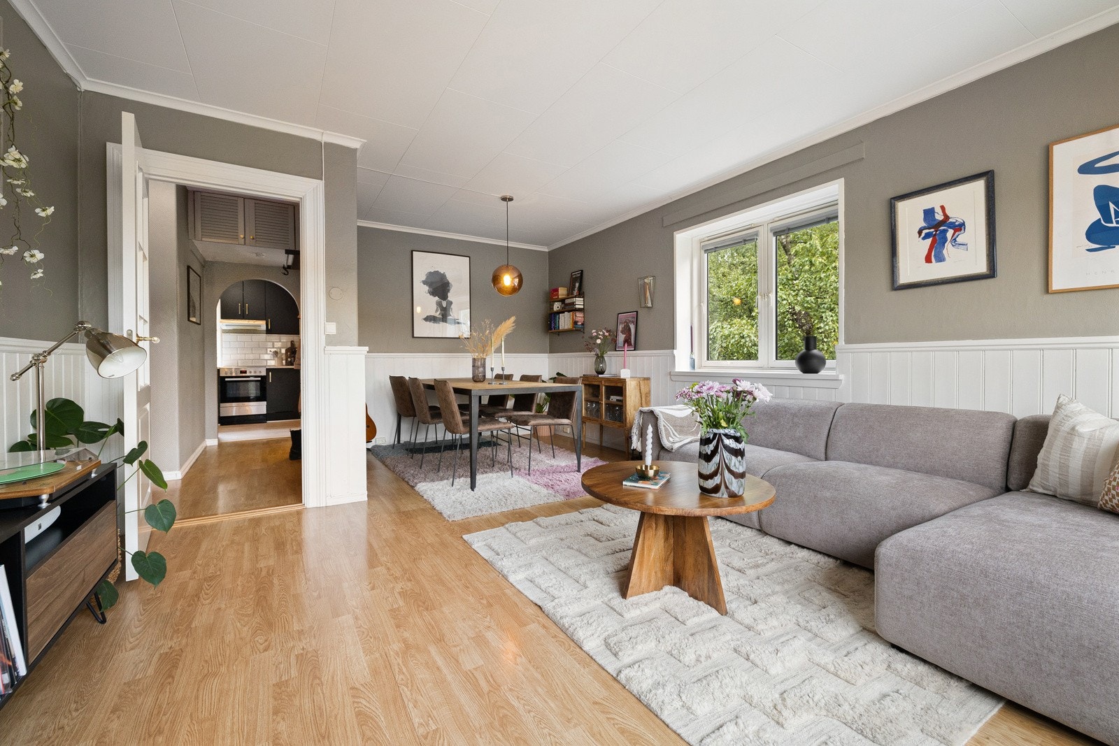 Optimal utformet stue med flere innredningsmuligheter. God plass til både en hyggelig sofakrok og spisebord med tilhørende stoler. Galleribilde