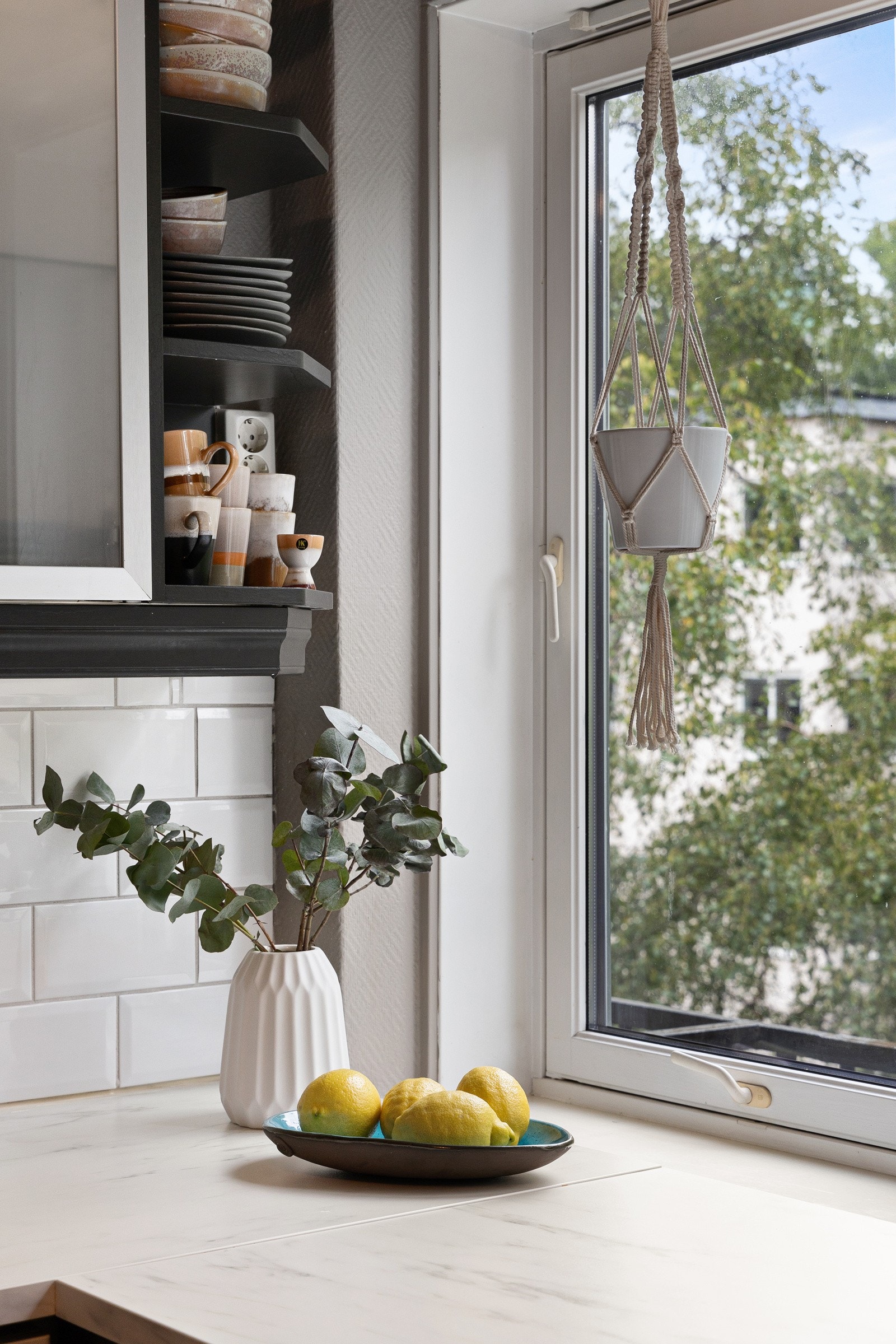 Detaljer. Legg merke til det herlige lysinnslippet på kjøkkenet. Galleribilde