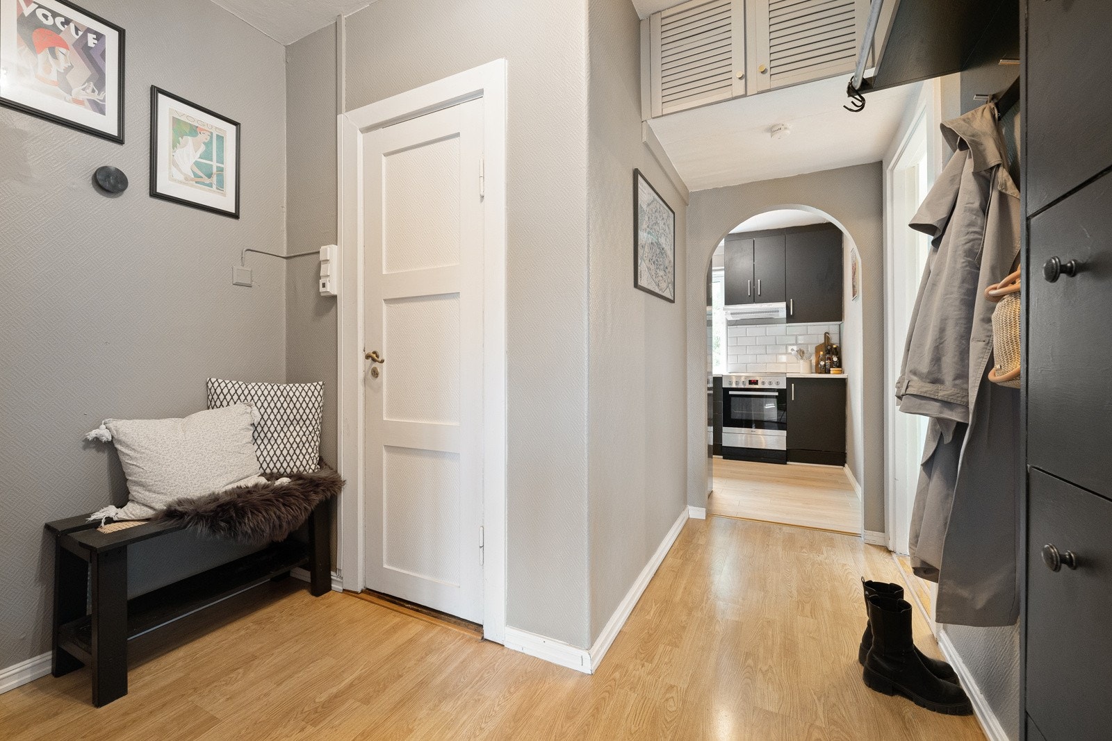 Romslig gang med god plass til å henge fra seg ytterklærne. Fra gangen har man direkte tilgang til badet, stuen, kjøkkenet og soverommet. La oss ta en titt på sistnevnte. Galleribilde