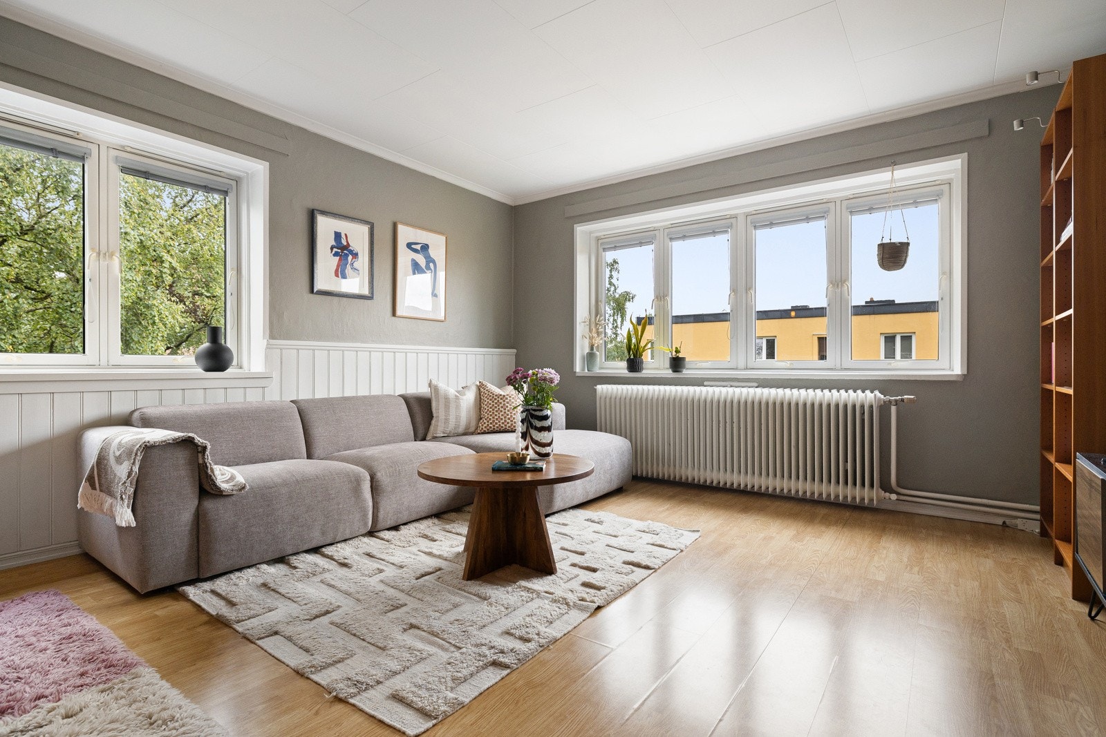 Romslig stue med god plass til en stor sofa. Galleribilde