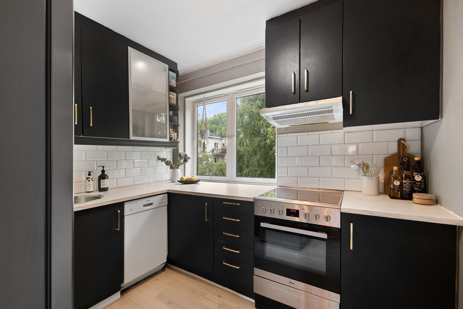 Separat kjøkken med "alt" hobbykokken trenger for å tilberede smakfulle retter til alle dagens måltider. Galleribilde