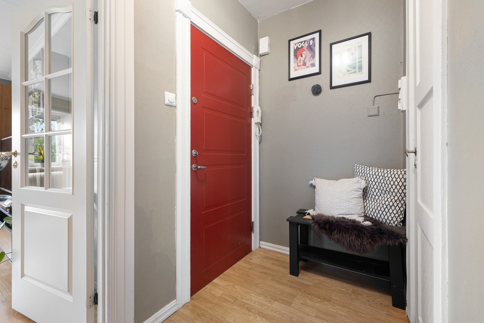 Entré. Leiligheten har flere smarte oppbevaringsløsninger, blant annet i gangen. Galleribilde