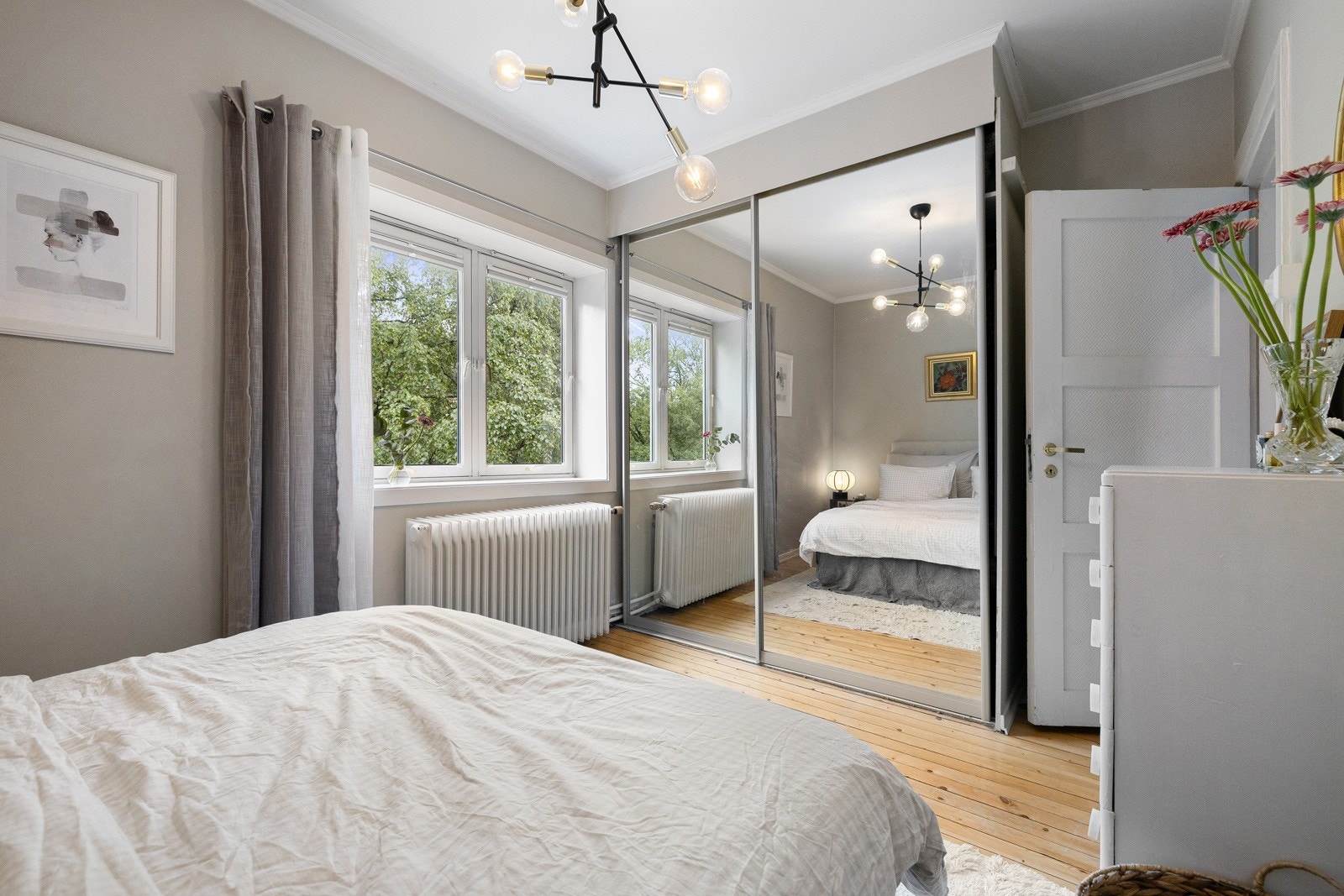 Langs den ene veggen er det montert en takhøy garderobenisje med skyvedører. Galleribilde